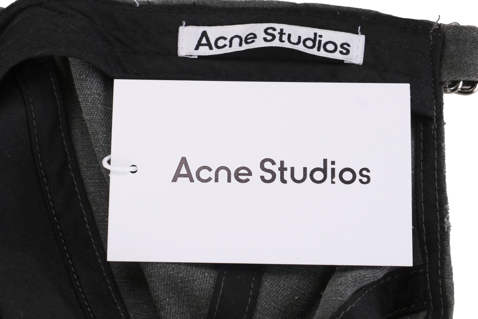 图片[7]-#Acne Studios 24Fw 斑驳圆环字母水洗帽子 前前后后做了快三个月了，之前因为印花细节还有对位问题一直没做好，更换了很多工厂，重新做了印花，一开始也不容易，反反复复去试了几乎十次，印花和帽子厂来回跑，改到吐血的状态，这款帽子的整体和对位可以说是近乎完美的，帽子还要经过两次洗水，成帽前需要做工艺磨毛再去做洗水黑灰效果，印花裁片车好成帽还需要再做一次洗水和手工磨破，辅料全部定做 尺码：60cm头围可调节-选品中心