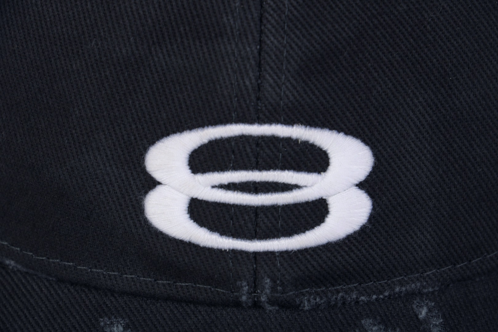 图片[5]-#Balenciaga/巴黎世家 25ss 双环字母拼接帽子 定织定染牛津棉质斜纹布，拼接工艺采用进口刺绣机，饱满度十足全帽3个刺绣，双床拼接，对比普通帽子，成本极高，分侧开口+手工磨破效果，产品对版一致，上身好搭配 尺码：58-66cm魔术贴可调节-选品中心