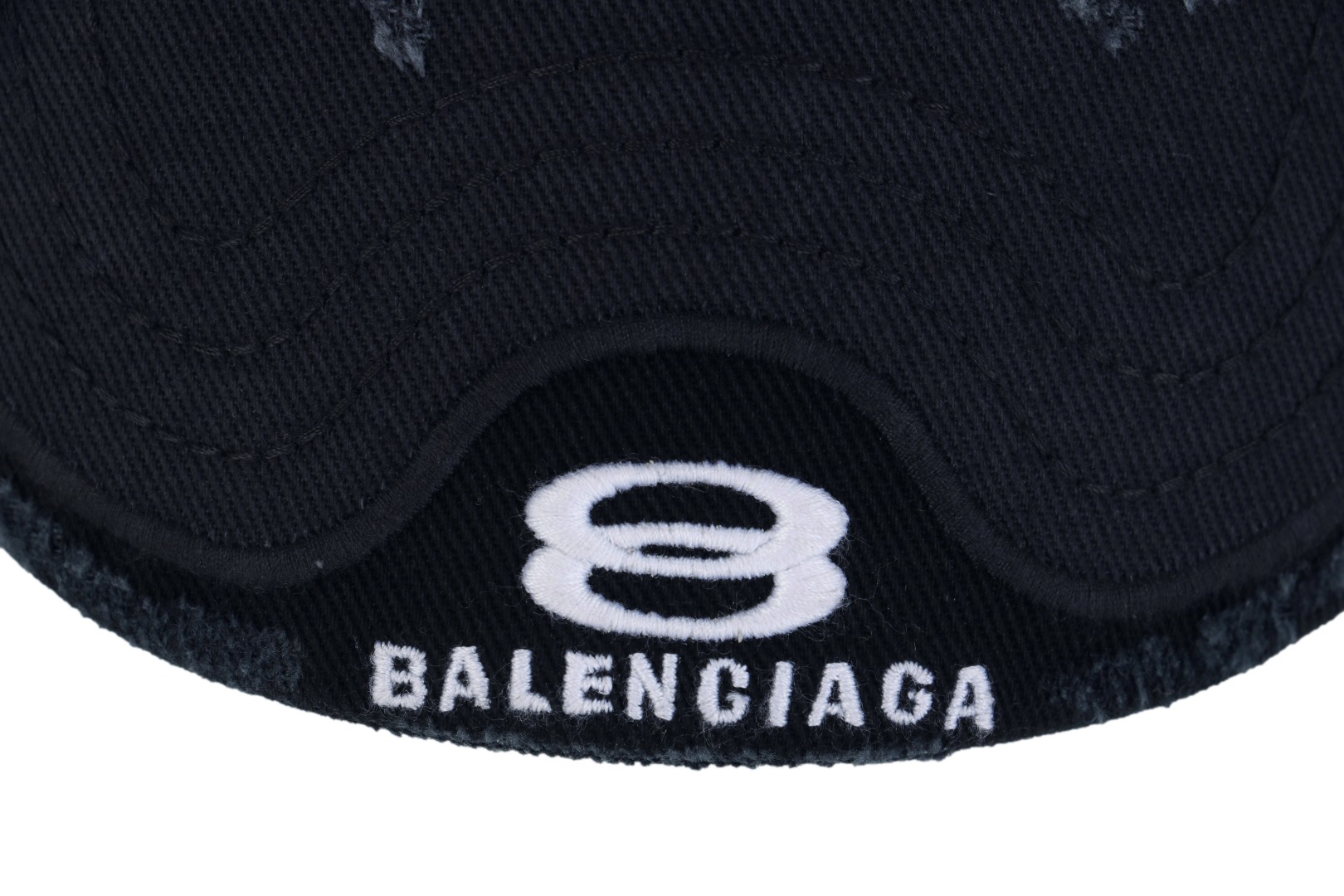 图片[4]-#Balenciaga/巴黎世家 25ss 双环字母拼接帽子 定织定染牛津棉质斜纹布，拼接工艺采用进口刺绣机，饱满度十足全帽3个刺绣，双床拼接，对比普通帽子，成本极高，分侧开口+手工磨破效果，产品对版一致，上身好搭配 尺码：58-66cm魔术贴可调节-选品中心