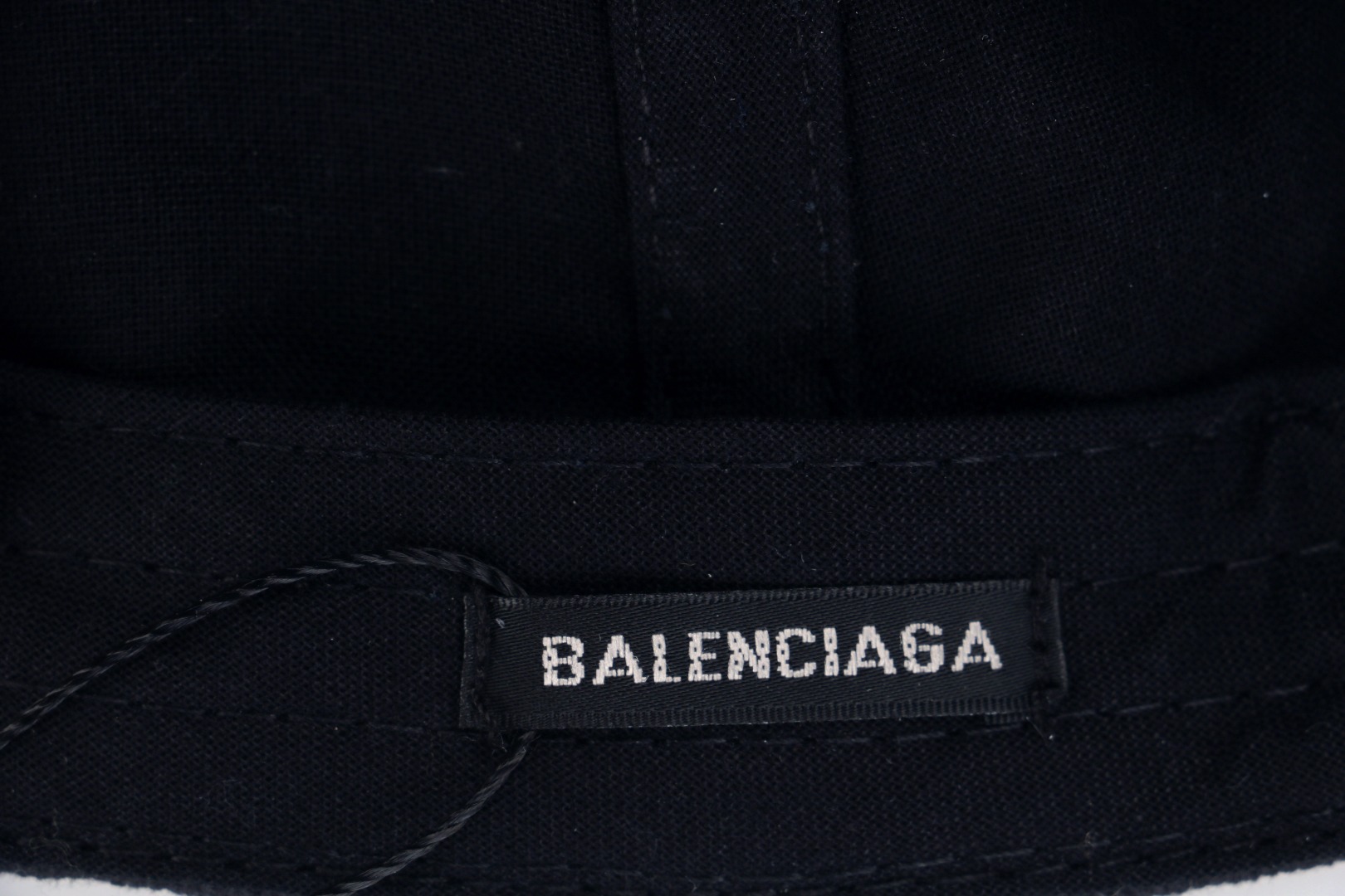 图片[6]-#Balenciaga/巴黎世家 25ss 双环字母拼接帽子 定织定染牛津棉质斜纹布，拼接工艺采用进口刺绣机，饱满度十足全帽3个刺绣，双床拼接，对比普通帽子，成本极高，分侧开口+手工磨破效果，产品对版一致，上身好搭配 尺码：58-66cm魔术贴可调节-选品中心