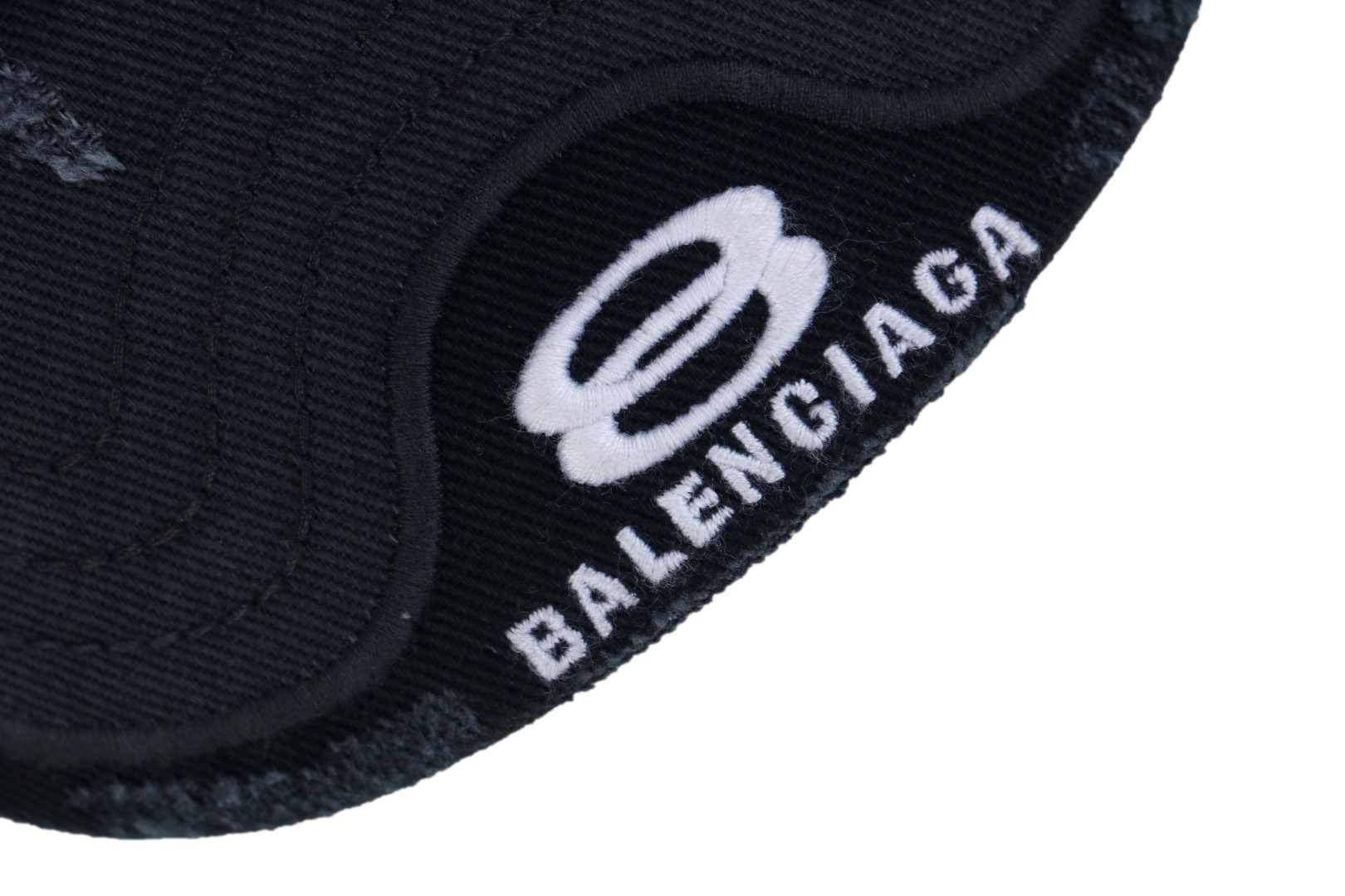 图片[3]-#Balenciaga/巴黎世家 25ss 双环字母拼接帽子 定织定染牛津棉质斜纹布，拼接工艺采用进口刺绣机，饱满度十足全帽3个刺绣，双床拼接，对比普通帽子，成本极高，分侧开口+手工磨破效果，产品对版一致，上身好搭配 尺码：58-66cm魔术贴可调节-选品中心