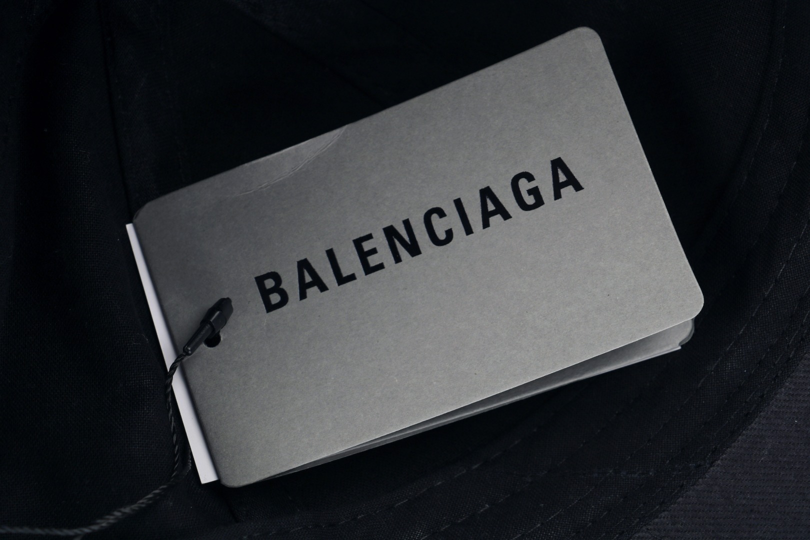 图片[8]-#Balenciaga/巴黎世家 25ss 双环字母拼接帽子 定织定染牛津棉质斜纹布，拼接工艺采用进口刺绣机，饱满度十足全帽3个刺绣，双床拼接，对比普通帽子，成本极高，分侧开口+手工磨破效果，产品对版一致，上身好搭配 尺码：58-66cm魔术贴可调节-选品中心