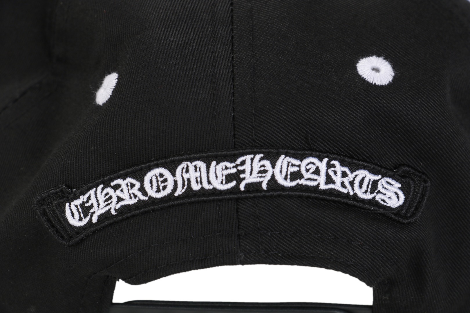 图片[8]-#Chrome Hearts/克罗心 25ss 十字梵文刺绣帽子 面料采用7*7全棉磨毛水洗纱卡，刺绣采用立体绣花工艺，由进口的百灵达绣花机打造而成，帽舌绗绣都是绣花机制作并非普通纱线，工艺费工费时，帽舌前面那根棉绳是手工用纱卡内包进去的，辅料均为外贸渠道订购的，逼真度极高，MLB NEWRA指定代工的外贸大厂作业，基本上每顶帽子找不到一根线头，产品对版一致，产品简单又好搭配 尺码：53-60可调节-选品中心