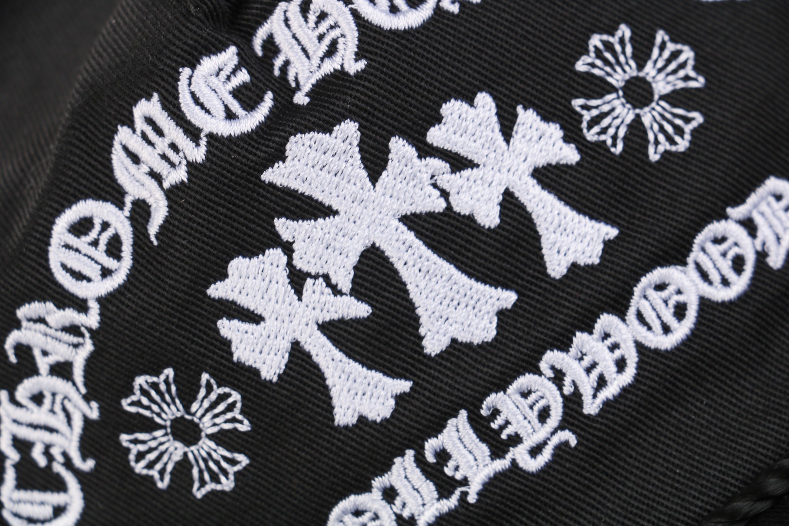 图片[4]-#Chrome Hearts/克罗心 25ss 十字梵文刺绣帽子 面料采用7*7全棉磨毛水洗纱卡，刺绣采用立体绣花工艺，由进口的百灵达绣花机打造而成，帽舌绗绣都是绣花机制作并非普通纱线，工艺费工费时，帽舌前面那根棉绳是手工用纱卡内包进去的，辅料均为外贸渠道订购的，逼真度极高，MLB NEWRA指定代工的外贸大厂作业，基本上每顶帽子找不到一根线头，产品对版一致，产品简单又好搭配 尺码：53-60可调节-选品中心