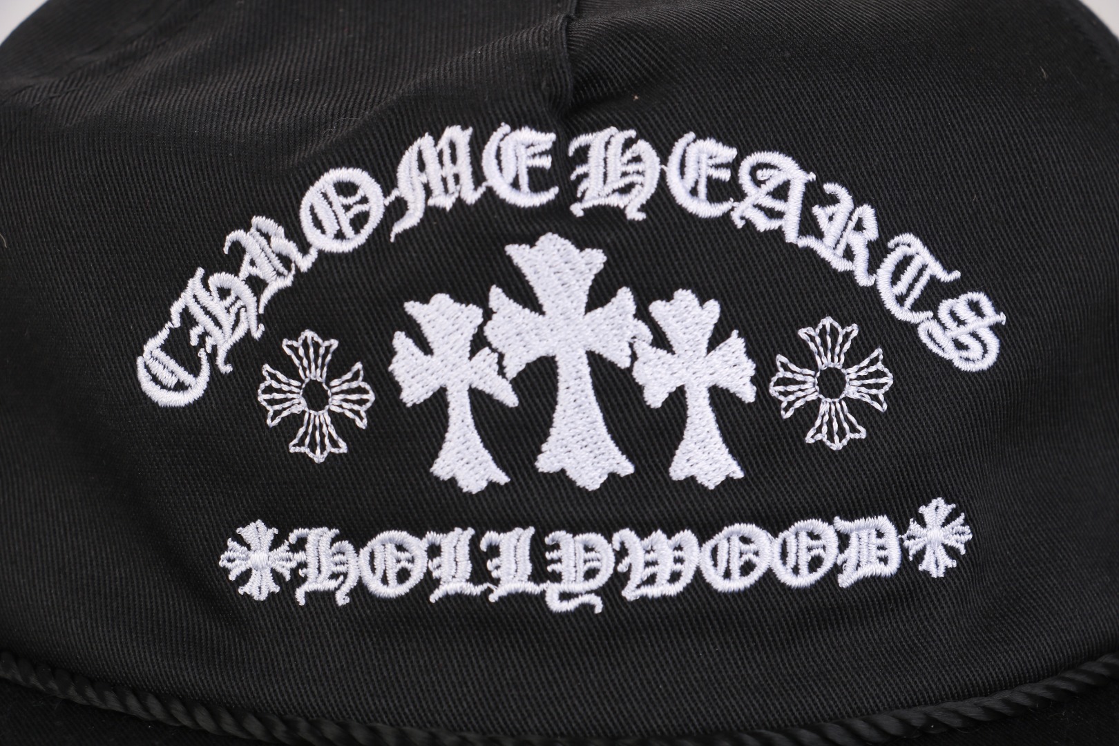 图片[3]-#Chrome Hearts/克罗心 25ss 十字梵文刺绣帽子 面料采用7*7全棉磨毛水洗纱卡，刺绣采用立体绣花工艺，由进口的百灵达绣花机打造而成，帽舌绗绣都是绣花机制作并非普通纱线，工艺费工费时，帽舌前面那根棉绳是手工用纱卡内包进去的，辅料均为外贸渠道订购的，逼真度极高，MLB NEWRA指定代工的外贸大厂作业，基本上每顶帽子找不到一根线头，产品对版一致，产品简单又好搭配 尺码：53-60可调节-选品中心