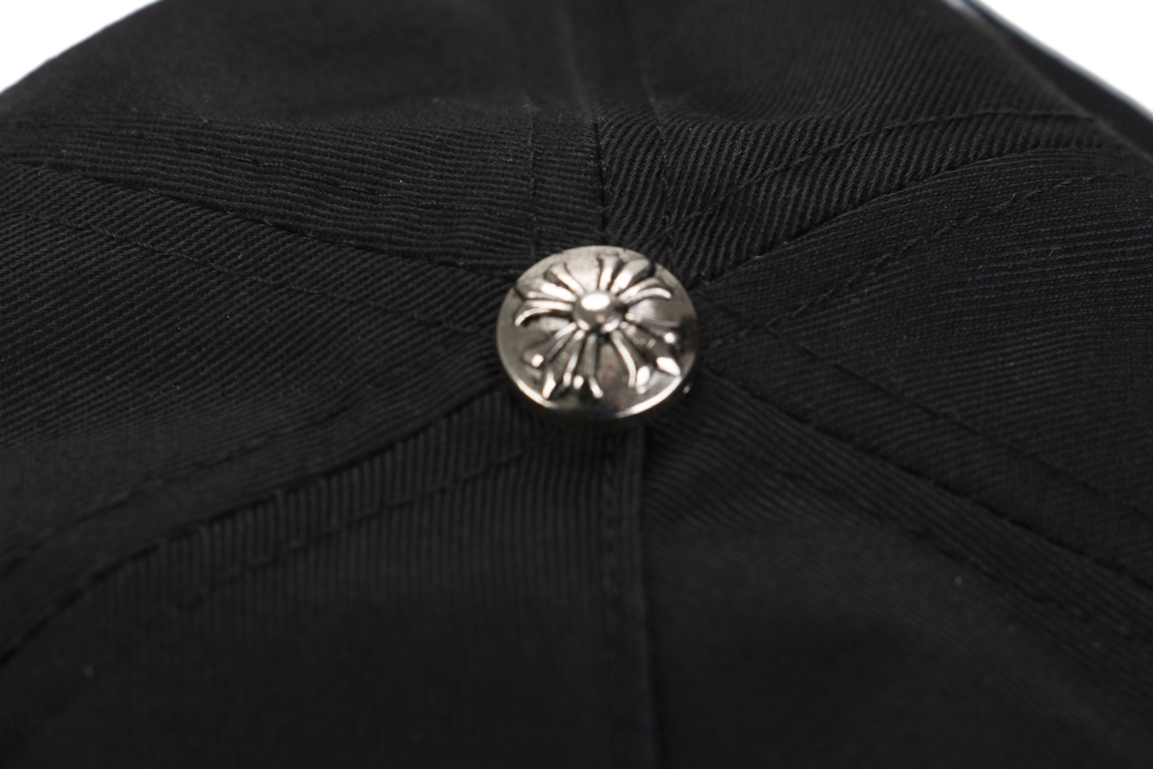 图片[5]-#Chrome Hearts/克罗心 25ss 十字梵文刺绣帽子 面料采用7*7全棉磨毛水洗纱卡，刺绣采用立体绣花工艺，由进口的百灵达绣花机打造而成，帽舌绗绣都是绣花机制作并非普通纱线，工艺费工费时，帽舌前面那根棉绳是手工用纱卡内包进去的，辅料均为外贸渠道订购的，逼真度极高，MLB NEWRA指定代工的外贸大厂作业，基本上每顶帽子找不到一根线头，产品对版一致，产品简单又好搭配 尺码：53-60可调节-选品中心