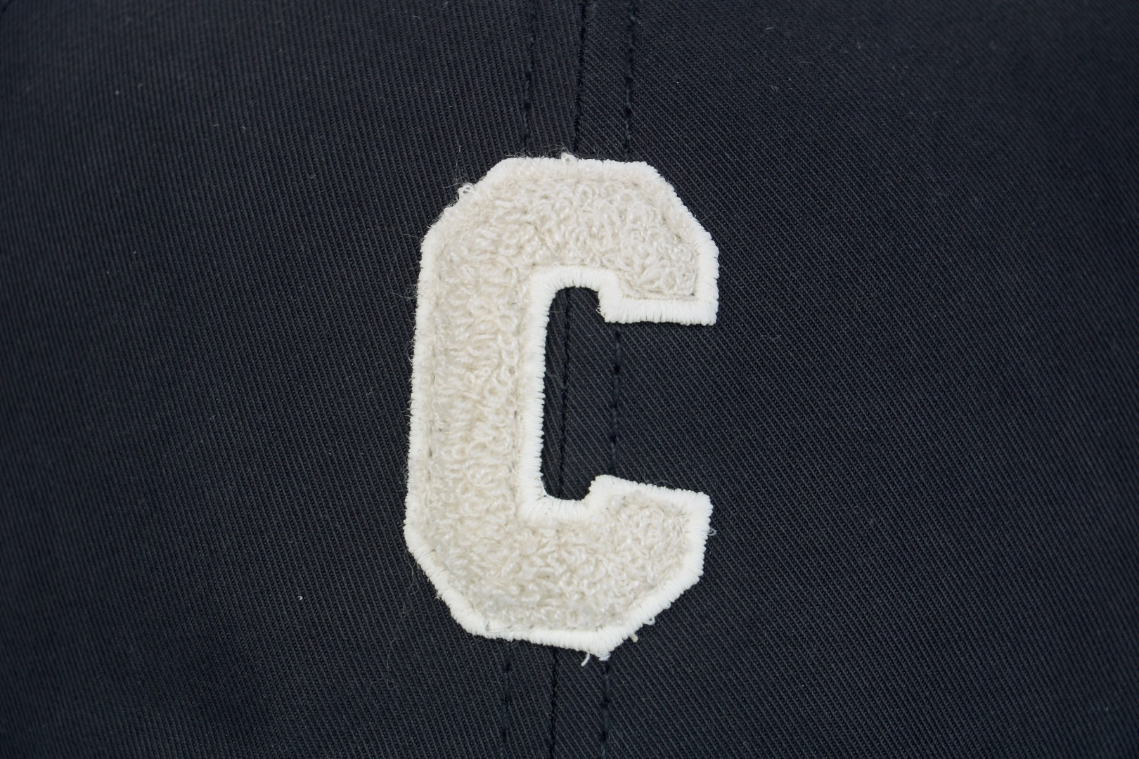 图片[2]-#Cèline/赛琳 25ss C字母刺绣帽子 ​25最新版相较于之前的款式在面料以及五金多处细节做了很多的改动，4750购入原版开发，开发成本极高，没有原版根本就不知道几处大得改动，更加还原不出它的精髓，面料采用订染斜纹面料 水洗磨毛棉带绒感软糯，帽深加深14cm，不论任何脸型都可驾驭，绣花采用毛巾绣，颜色一致，五金开模极具质感 尺码：54-60可调节-选品中心