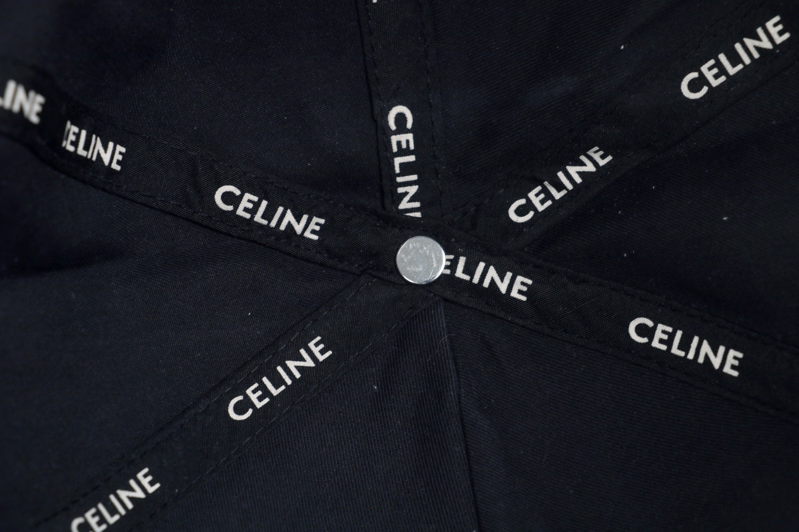图片[5]-#Cèline/赛琳 25ss C字母刺绣帽子 ​25最新版相较于之前的款式在面料以及五金多处细节做了很多的改动，4750购入原版开发，开发成本极高，没有原版根本就不知道几处大得改动，更加还原不出它的精髓，面料采用订染斜纹面料 水洗磨毛棉带绒感软糯，帽深加深14cm，不论任何脸型都可驾驭，绣花采用毛巾绣，颜色一致，五金开模极具质感 尺码：54-60可调节-选品中心