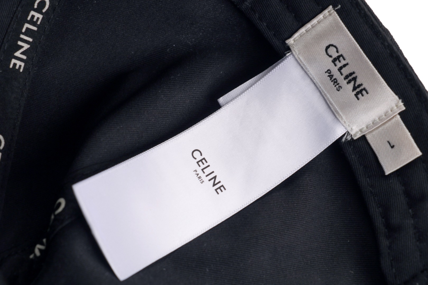 图片[6]-#Cèline/赛琳 25ss C字母刺绣帽子 ​25最新版相较于之前的款式在面料以及五金多处细节做了很多的改动，4750购入原版开发，开发成本极高，没有原版根本就不知道几处大得改动，更加还原不出它的精髓，面料采用订染斜纹面料 水洗磨毛棉带绒感软糯，帽深加深14cm，不论任何脸型都可驾驭，绣花采用毛巾绣，颜色一致，五金开模极具质感 尺码：54-60可调节-选品中心