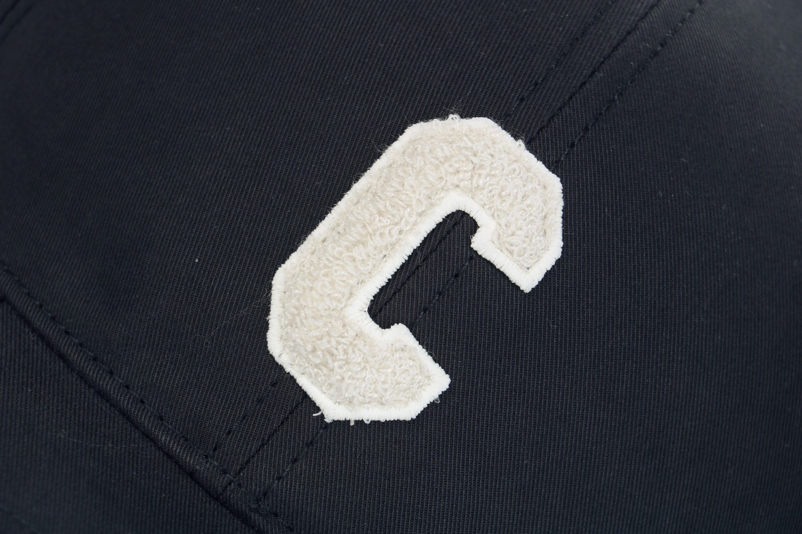 图片[3]-#Cèline/赛琳 25ss C字母刺绣帽子 ​25最新版相较于之前的款式在面料以及五金多处细节做了很多的改动，4750购入原版开发，开发成本极高，没有原版根本就不知道几处大得改动，更加还原不出它的精髓，面料采用订染斜纹面料 水洗磨毛棉带绒感软糯，帽深加深14cm，不论任何脸型都可驾驭，绣花采用毛巾绣，颜色一致，五金开模极具质感 尺码：54-60可调节-选品中心