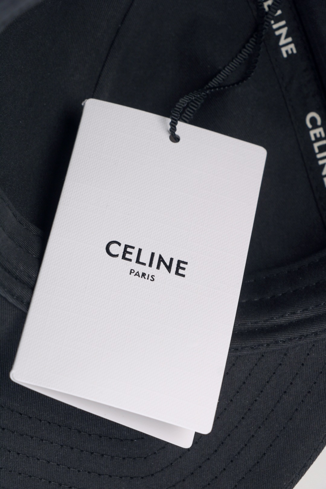 图片[8]-#Cèline/赛琳 25ss C字母刺绣帽子 ​25最新版相较于之前的款式在面料以及五金多处细节做了很多的改动，4750购入原版开发，开发成本极高，没有原版根本就不知道几处大得改动，更加还原不出它的精髓，面料采用订染斜纹面料 水洗磨毛棉带绒感软糯，帽深加深14cm，不论任何脸型都可驾驭，绣花采用毛巾绣，颜色一致，五金开模极具质感 尺码：54-60可调节-选品中心