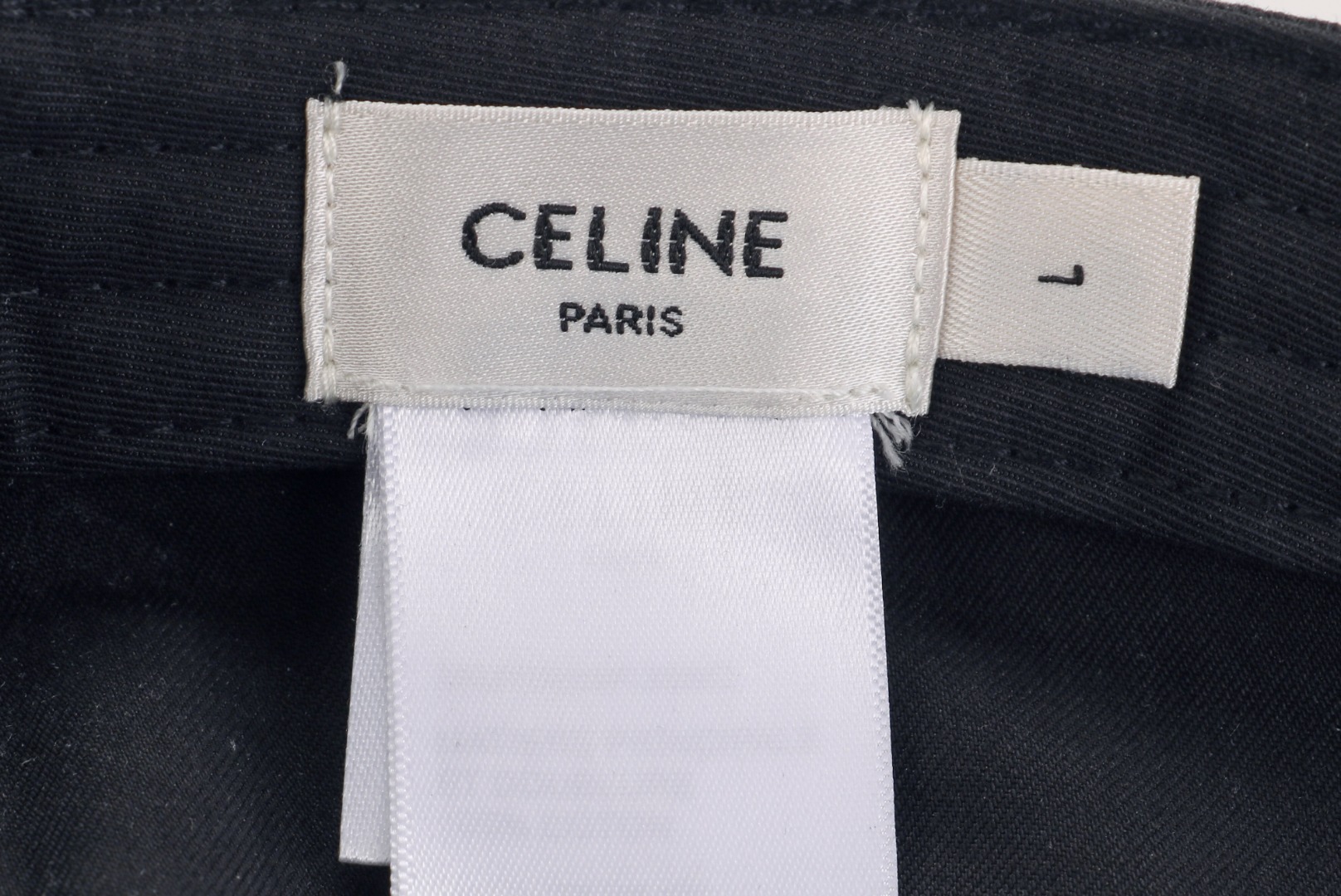 图片[7]-#Cèline/赛琳 25ss C字母刺绣帽子 ​25最新版相较于之前的款式在面料以及五金多处细节做了很多的改动，4750购入原版开发，开发成本极高，没有原版根本就不知道几处大得改动，更加还原不出它的精髓，面料采用订染斜纹面料 水洗磨毛棉带绒感软糯，帽深加深14cm，不论任何脸型都可驾驭，绣花采用毛巾绣，颜色一致，五金开模极具质感 尺码：54-60可调节-选品中心