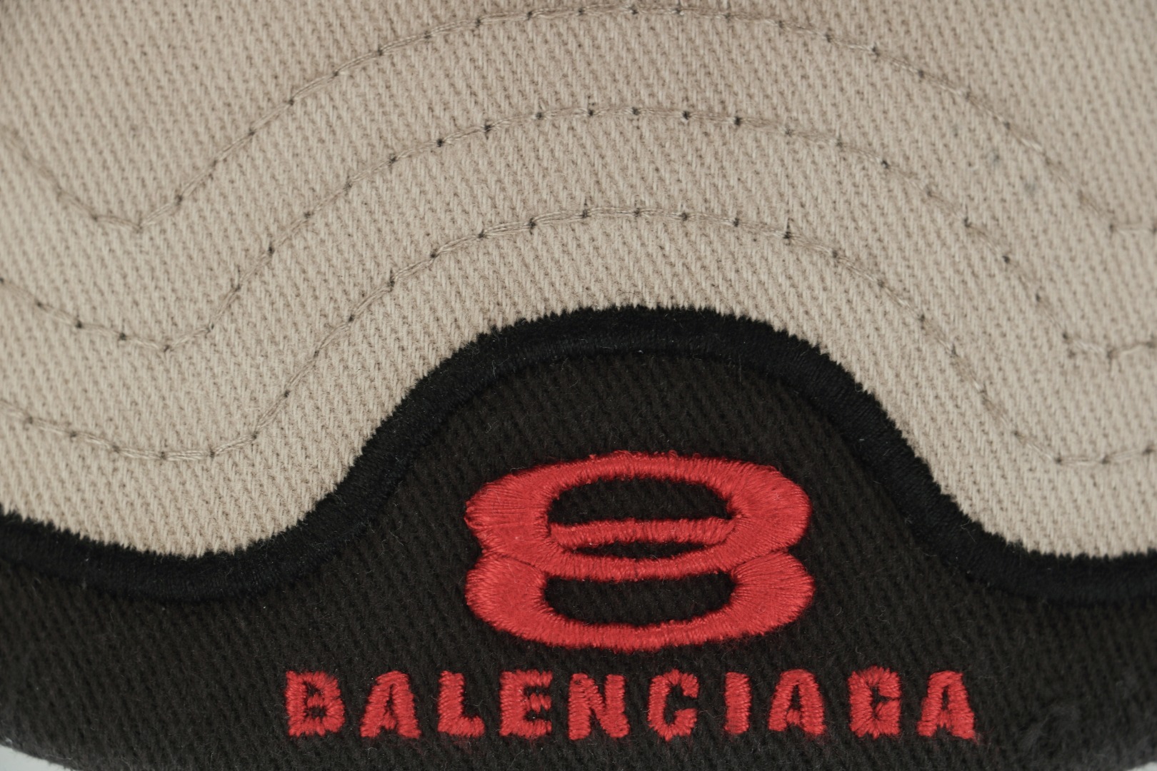 图片[3]-#Balenciaga/巴黎世家 25ss 双环字母拼接帽子-卡其 面料是定做的颜色、纹路微乎其微，基本没有差别，米白这款的前额由米白主布和黑色次布拼接而成，从去年就开始操作，期间迟迟未出货，帽型比较特殊，帽子是低矮偏扁形，有点弧度而且又带立体感，为此，修改了两次纸样，重新打版，缺角零件也是单独定制，保证弧度会跟原版一样、磨砂质感，这次洗标和其他辅料都是定制一遍的，很多都是全新的文件开发，拼接工艺采用进口刺绣机，饱满度十足全帽3个刺绣，双床拼接，对比普通帽子，成本极高，分侧开口+手工磨破效果，产品对版一致，上身好搭配 尺码：58-66cm魔术贴可调节-选品中心