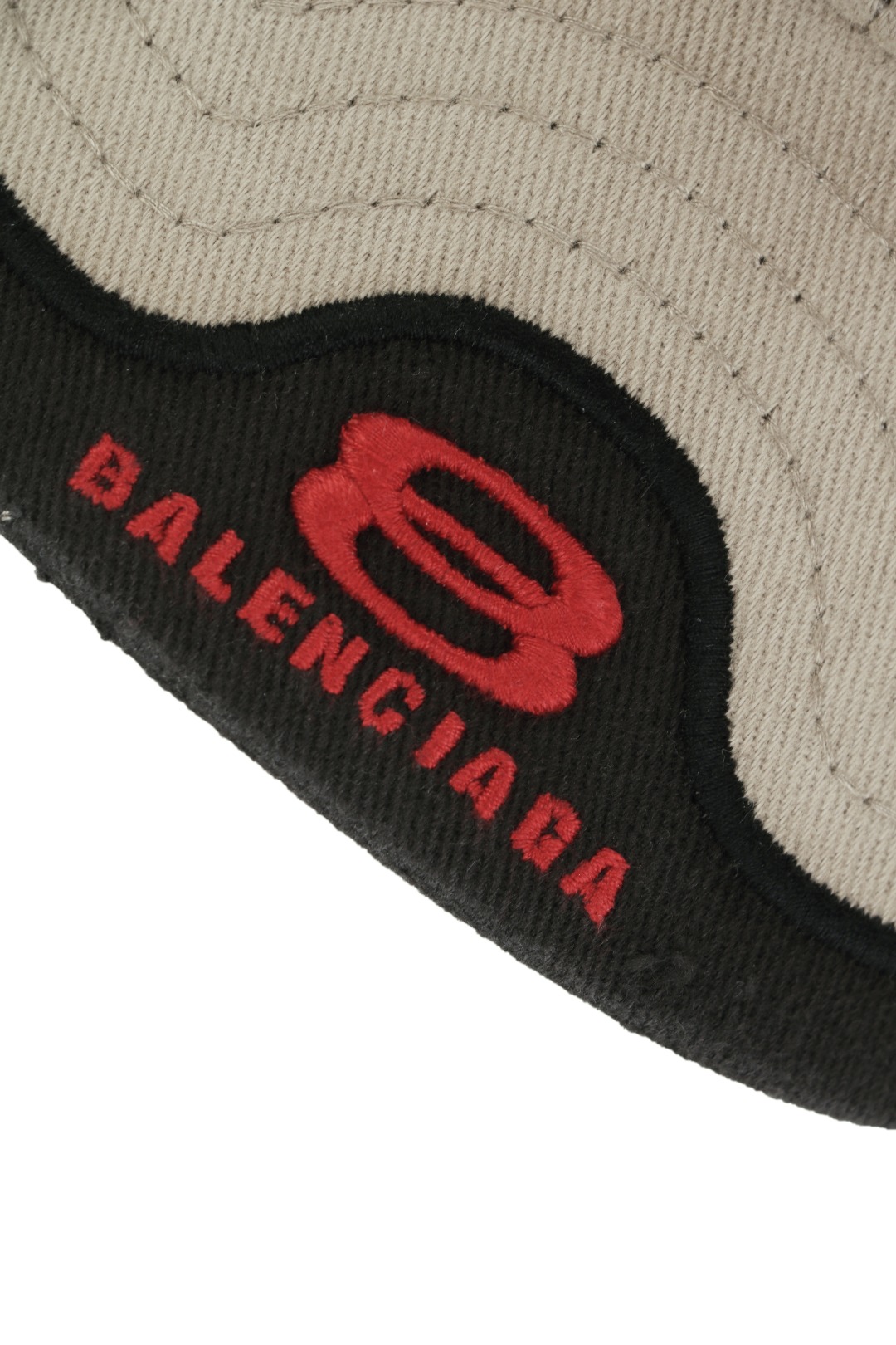 图片[4]-#Balenciaga/巴黎世家 25ss 双环字母拼接帽子-卡其 面料是定做的颜色、纹路微乎其微，基本没有差别，米白这款的前额由米白主布和黑色次布拼接而成，从去年就开始操作，期间迟迟未出货，帽型比较特殊，帽子是低矮偏扁形，有点弧度而且又带立体感，为此，修改了两次纸样，重新打版，缺角零件也是单独定制，保证弧度会跟原版一样、磨砂质感，这次洗标和其他辅料都是定制一遍的，很多都是全新的文件开发，拼接工艺采用进口刺绣机，饱满度十足全帽3个刺绣，双床拼接，对比普通帽子，成本极高，分侧开口+手工磨破效果，产品对版一致，上身好搭配 尺码：58-66cm魔术贴可调节-选品中心