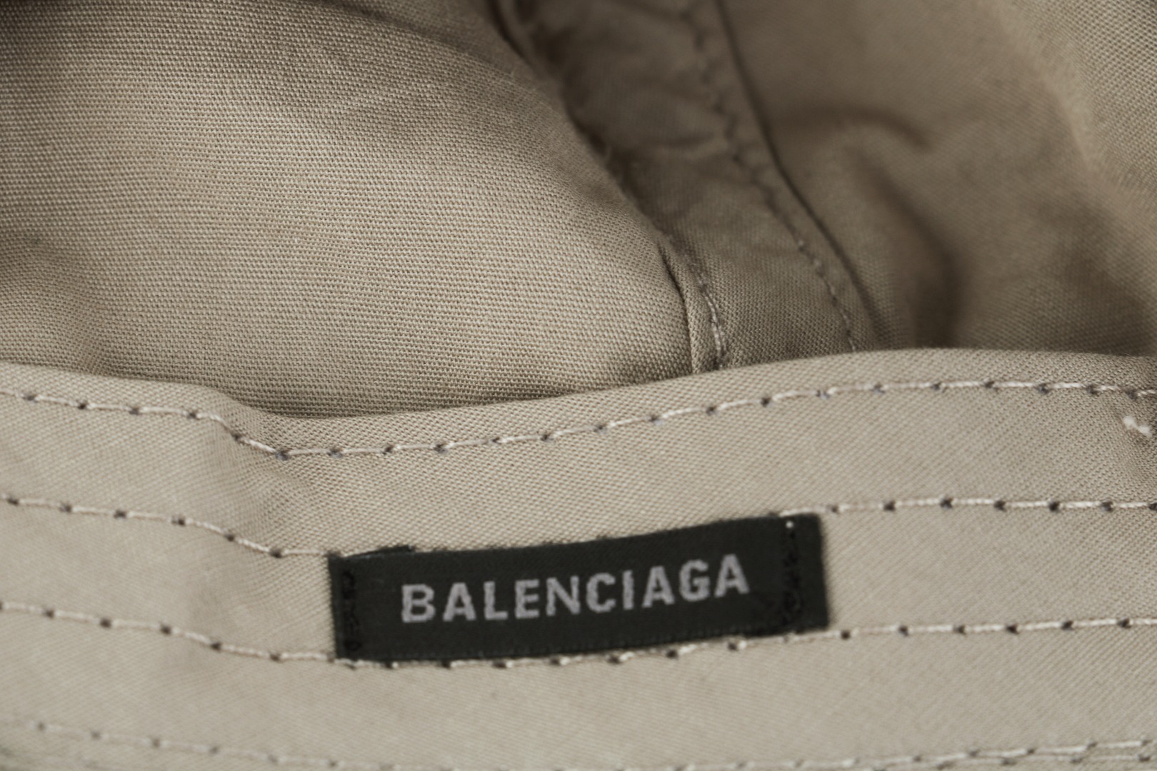 图片[6]-#Balenciaga/巴黎世家 25ss 双环字母拼接帽子-卡其 面料是定做的颜色、纹路微乎其微，基本没有差别，米白这款的前额由米白主布和黑色次布拼接而成，从去年就开始操作，期间迟迟未出货，帽型比较特殊，帽子是低矮偏扁形，有点弧度而且又带立体感，为此，修改了两次纸样，重新打版，缺角零件也是单独定制，保证弧度会跟原版一样、磨砂质感，这次洗标和其他辅料都是定制一遍的，很多都是全新的文件开发，拼接工艺采用进口刺绣机，饱满度十足全帽3个刺绣，双床拼接，对比普通帽子，成本极高，分侧开口+手工磨破效果，产品对版一致，上身好搭配 尺码：58-66cm魔术贴可调节-选品中心