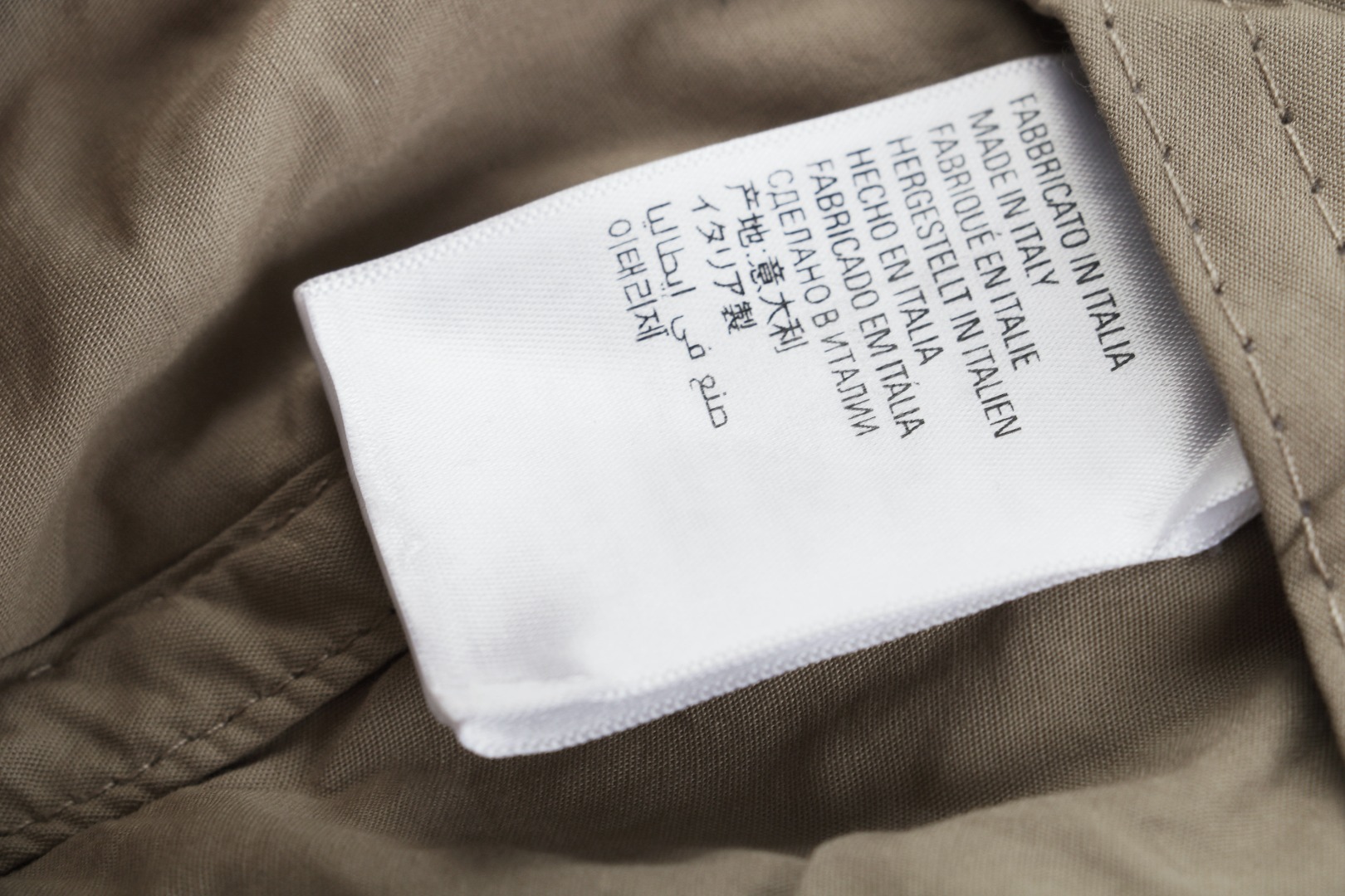 图片[7]-#Balenciaga/巴黎世家 25ss 双环字母拼接帽子-卡其 面料是定做的颜色、纹路微乎其微，基本没有差别，米白这款的前额由米白主布和黑色次布拼接而成，从去年就开始操作，期间迟迟未出货，帽型比较特殊，帽子是低矮偏扁形，有点弧度而且又带立体感，为此，修改了两次纸样，重新打版，缺角零件也是单独定制，保证弧度会跟原版一样、磨砂质感，这次洗标和其他辅料都是定制一遍的，很多都是全新的文件开发，拼接工艺采用进口刺绣机，饱满度十足全帽3个刺绣，双床拼接，对比普通帽子，成本极高，分侧开口+手工磨破效果，产品对版一致，上身好搭配 尺码：58-66cm魔术贴可调节-选品中心