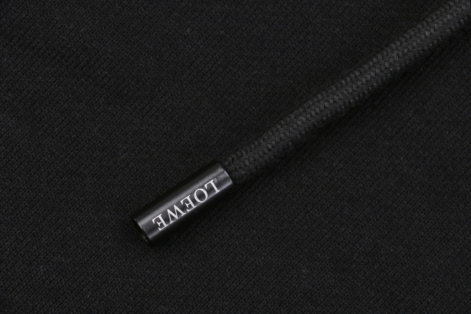 Loewe/罗意威 25ss 侧边大花标贴布刺绣短裤 膝盖处饰有激光烧花