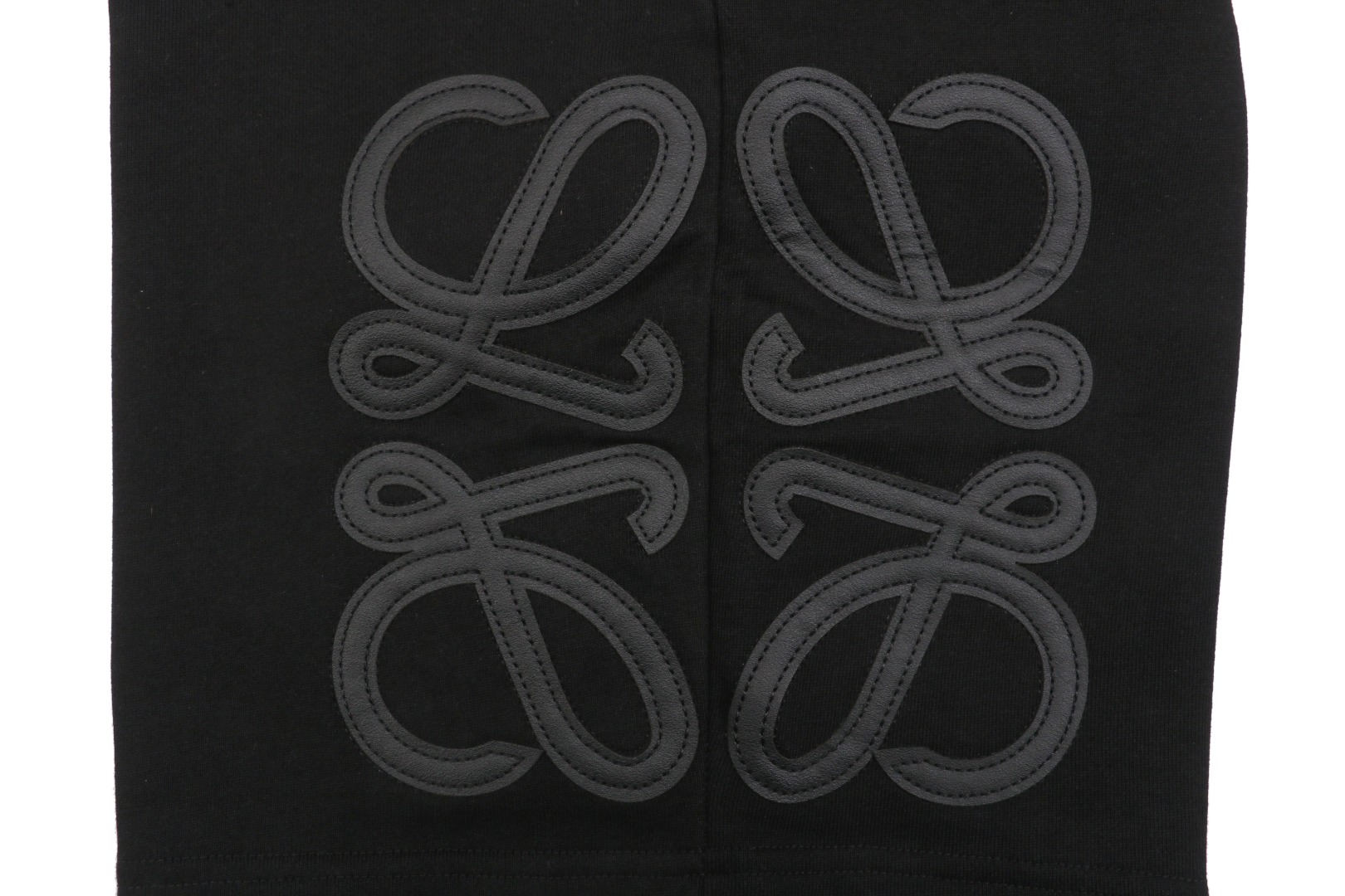 Loewe/罗意威 25ss 侧边大花标贴布刺绣短裤 膝盖处饰有激光烧花