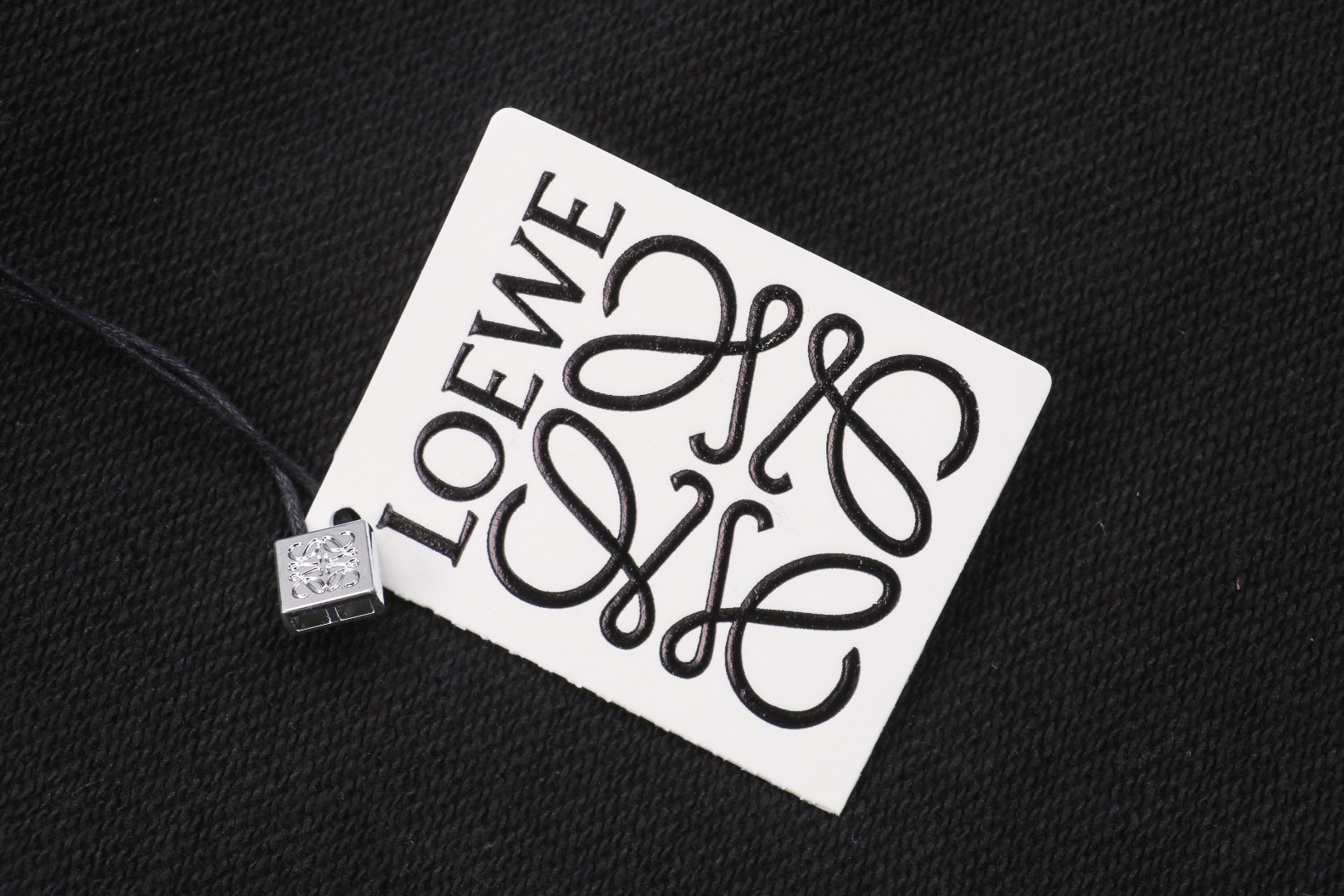 Loewe/罗意威 25ss 侧边大花标贴布刺绣短裤 膝盖处饰有激光烧花