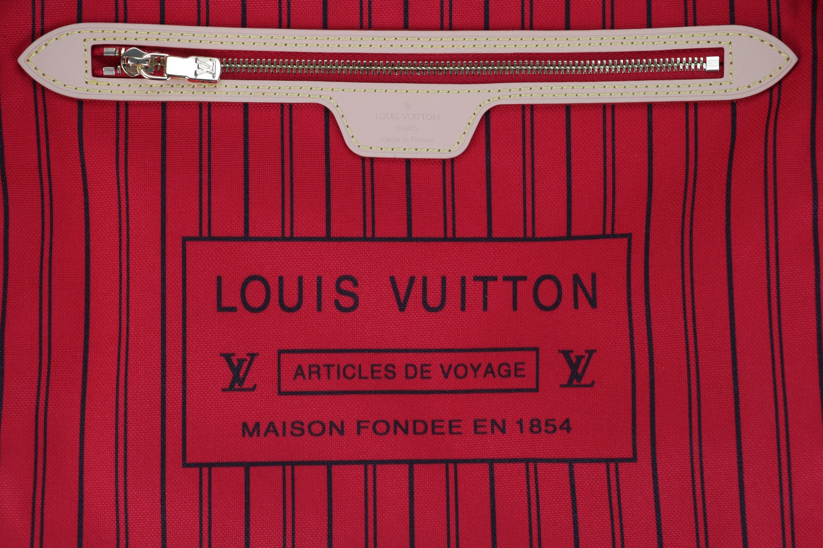 图片[5]-#1v Neverfull MM中号托特子母手提包 -芯片版本，一包一码一封条，包内防伪标签 本款Neverfull中号托特包为柔软Monogram帆布勾勒牛皮革饰边，于宽敞构型融入缤纷织物内衬，两侧饰带无论束紧或舒展，均可展现别样风采，纤细手柄方便肩背或肘挎，可拆卸拉链袋可用作手拿包或口袋，Monogram涂层帆布牛皮革饰边-条纹织物内衬金属件-侧面饰带钩扣开合-拉链内贴袋，配有织物内衬-可拆卸拉链袋，D形环手柄：双手柄 温馨提示：试用时候请勿撕掉保护膜，保护膜撕掉后不退不换哦，退换如包装损坏扣除30 尺码：28×14×31cm【请勿撕掉保护覆膜，撕掉后不退不换】-选品中心