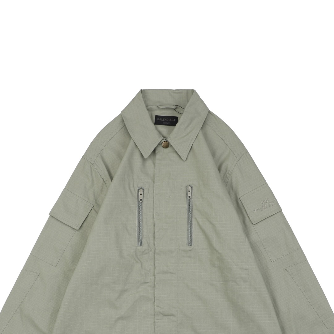 P225【顶级版本】
Balenciaga / 巴黎世家 BLCG 25SS 单排扣工装衬衫外套  官网同步
面料定制专业户外格纹面料 质感与原版一致 有型 原大牌代工厂专业版师 打版 激光立体裁剪  还原原版版型
定织定染棉质哑光榻榻米绣花线 全衣绣花位置采用进口田岛绣花机重工刺绣 立体饱满且有型
本衣服采用成衣水洗工艺 为了确保与原版一致柔软程度 全衣辅料开模定做五金拉链 LOGO四合扣均有与原版一致LOGO
定做原版一致水洗 主唛 品牌拉链封口袋 品牌LOGO防潮纸 
颜色:黑色/绿色
尺码:46/48/50/52
尺码表: 衣长  胸围  肩宽  袖长
       46:  72     116     45      65
       48:  74     120     46      66
       50:  76     124     47      67
       52:  78    128     48      68
  注:手工测量相差1~2CM