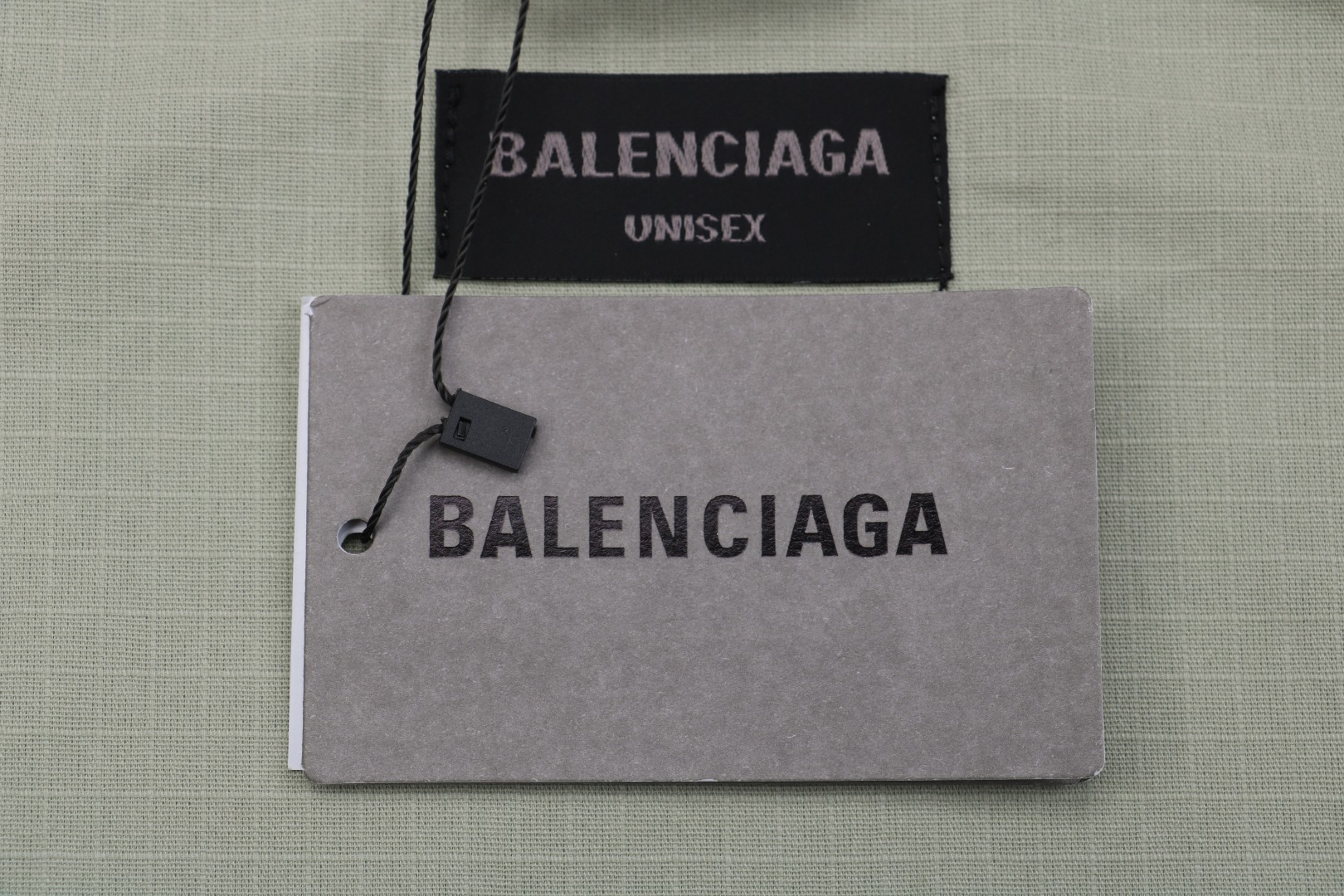 P225【顶级版本】
Balenciaga / 巴黎世家 BLCG 25SS 单排扣工装衬衫外套  官网同步
面料定制专业户外格纹面料 质感与原版一致 有型 原大牌代工厂专业版师 打版 激光立体裁剪  还原原版版型
定织定染棉质哑光榻榻米绣花线 全衣绣花位置采用进口田岛绣花机重工刺绣 立体饱满且有型
本衣服采用成衣水洗工艺 为了确保与原版一致柔软程度 全衣辅料开模定做五金拉链 LOGO四合扣均有与原版一致LOGO
定做原版一致水洗 主唛 品牌拉链封口袋 品牌LOGO防潮纸 
颜色:黑色/绿色
尺码:46/48/50/52
尺码表: 衣长  胸围  肩宽  袖长
       46:  72     116     45      65
       48:  74     120     46      66
       50:  76     124     47      67
       52:  78    128     48      68
  注:手工测量相差1~2CM