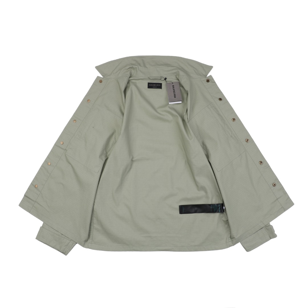 P225【顶级版本】
Balenciaga / 巴黎世家 BLCG 25SS 单排扣工装衬衫外套  官网同步
面料定制专业户外格纹面料 质感与原版一致 有型 原大牌代工厂专业版师 打版 激光立体裁剪  还原原版版型
定织定染棉质哑光榻榻米绣花线 全衣绣花位置采用进口田岛绣花机重工刺绣 立体饱满且有型
本衣服采用成衣水洗工艺 为了确保与原版一致柔软程度 全衣辅料开模定做五金拉链 LOGO四合扣均有与原版一致LOGO
定做原版一致水洗 主唛 品牌拉链封口袋 品牌LOGO防潮纸 
颜色:黑色/绿色
尺码:46/48/50/52
尺码表: 衣长  胸围  肩宽  袖长
       46:  72     116     45      65
       48:  74     120     46      66
       50:  76     124     47      67
       52:  78    128     48      68
  注:手工测量相差1~2CM