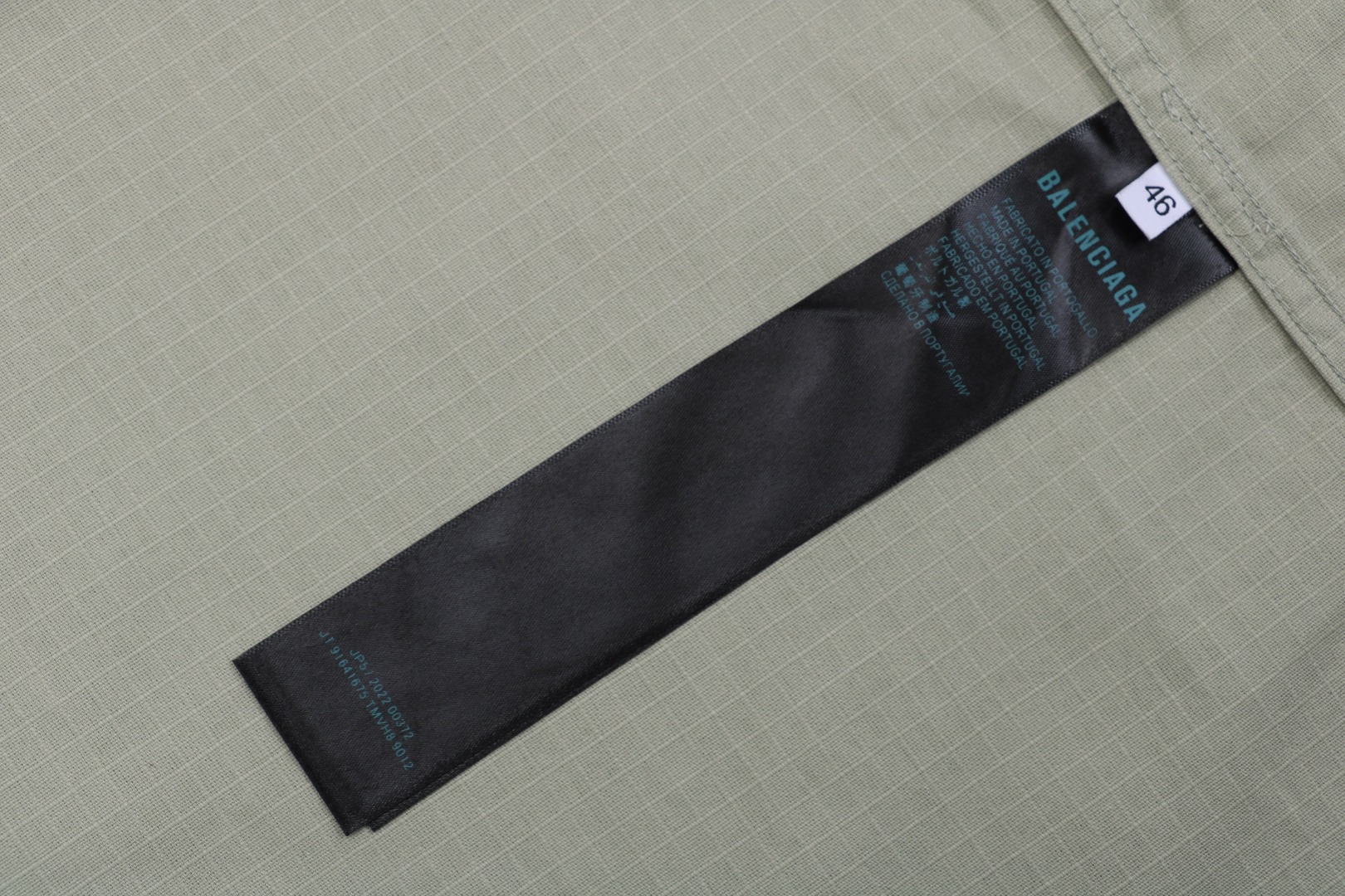 P225【顶级版本】
Balenciaga / 巴黎世家 BLCG 25SS 单排扣工装衬衫外套  官网同步
面料定制专业户外格纹面料 质感与原版一致 有型 原大牌代工厂专业版师 打版 激光立体裁剪  还原原版版型
定织定染棉质哑光榻榻米绣花线 全衣绣花位置采用进口田岛绣花机重工刺绣 立体饱满且有型
本衣服采用成衣水洗工艺 为了确保与原版一致柔软程度 全衣辅料开模定做五金拉链 LOGO四合扣均有与原版一致LOGO
定做原版一致水洗 主唛 品牌拉链封口袋 品牌LOGO防潮纸 
颜色:黑色/绿色
尺码:46/48/50/52
尺码表: 衣长  胸围  肩宽  袖长
       46:  72     116     45      65
       48:  74     120     46      66
       50:  76     124     47      67
       52:  78    128     48      68
  注:手工测量相差1~2CM
