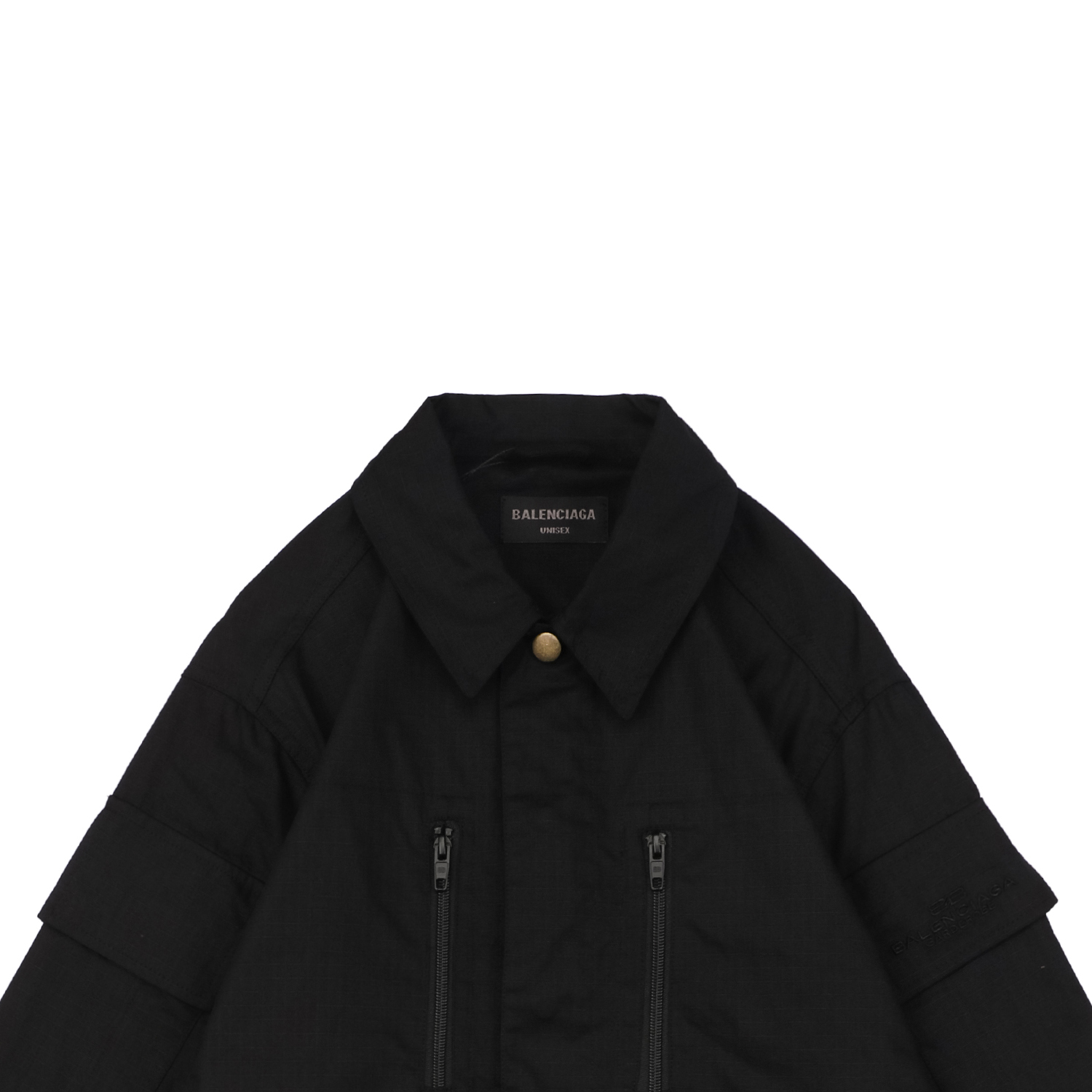 P225【顶级版本】
Balenciaga / 巴黎世家 BLCG 25SS 单排扣工装衬衫外套  官网同步
面料定制专业户外格纹面料 质感与原版一致 有型 原大牌代工厂专业版师 打版 激光立体裁剪  还原原版版型
定织定染棉质哑光榻榻米绣花线 全衣绣花位置采用进口田岛绣花机重工刺绣 立体饱满且有型
本衣服采用成衣水洗工艺 为了确保与原版一致柔软程度 全衣辅料开模定做五金拉链 LOGO四合扣均有与原版一致LOGO
定做原版一致水洗 主唛 品牌拉链封口袋 品牌LOGO防潮纸 
颜色:黑色/绿色
尺码:46/48/50/52
尺码表: 衣长  胸围  肩宽  袖长
       46:  72     116     45      65
       48:  74     120     46      66
       50:  76     124     47      67
       52:  78    128     48      68
  注:手工测量相差1~2CM