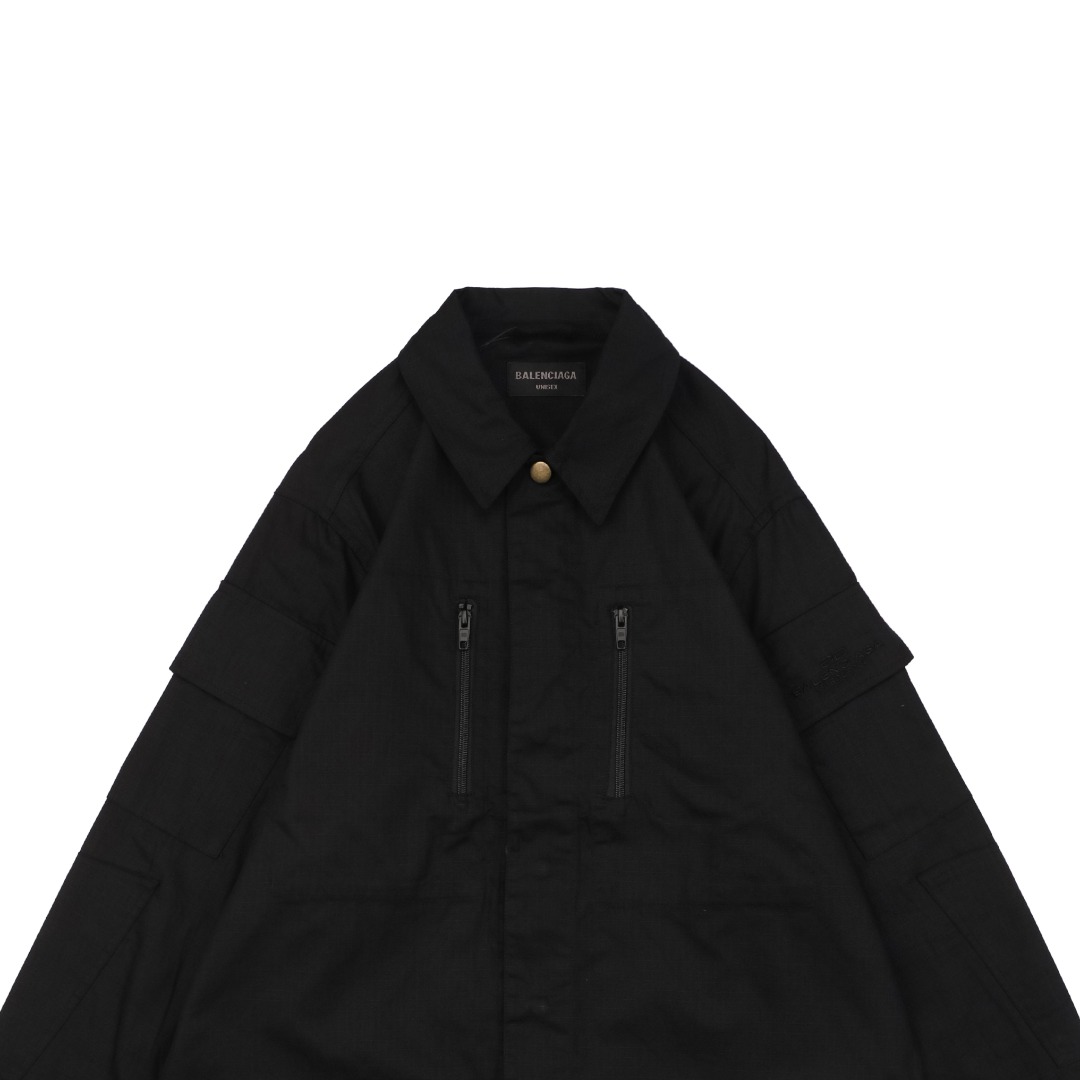 P225【顶级版本】
Balenciaga / 巴黎世家 BLCG 25SS 单排扣工装衬衫外套  官网同步
面料定制专业户外格纹面料 质感与原版一致 有型 原大牌代工厂专业版师 打版 激光立体裁剪  还原原版版型
定织定染棉质哑光榻榻米绣花线 全衣绣花位置采用进口田岛绣花机重工刺绣 立体饱满且有型
本衣服采用成衣水洗工艺 为了确保与原版一致柔软程度 全衣辅料开模定做五金拉链 LOGO四合扣均有与原版一致LOGO
定做原版一致水洗 主唛 品牌拉链封口袋 品牌LOGO防潮纸 
颜色:黑色/绿色
尺码:46/48/50/52
尺码表: 衣长  胸围  肩宽  袖长
       46:  72     116     45      65
       48:  74     120     46      66
       50:  76     124     47      67
       52:  78    128     48      68
  注:手工测量相差1~2CM