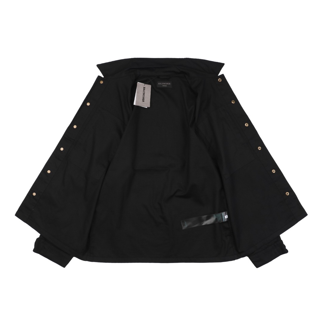 P225【顶级版本】
Balenciaga / 巴黎世家 BLCG 25SS 单排扣工装衬衫外套  官网同步
面料定制专业户外格纹面料 质感与原版一致 有型 原大牌代工厂专业版师 打版 激光立体裁剪  还原原版版型
定织定染棉质哑光榻榻米绣花线 全衣绣花位置采用进口田岛绣花机重工刺绣 立体饱满且有型
本衣服采用成衣水洗工艺 为了确保与原版一致柔软程度 全衣辅料开模定做五金拉链 LOGO四合扣均有与原版一致LOGO
定做原版一致水洗 主唛 品牌拉链封口袋 品牌LOGO防潮纸 
颜色:黑色/绿色
尺码:46/48/50/52
尺码表: 衣长  胸围  肩宽  袖长
       46:  72     116     45      65
       48:  74     120     46      66
       50:  76     124     47      67
       52:  78    128     48      68
  注:手工测量相差1~2CM