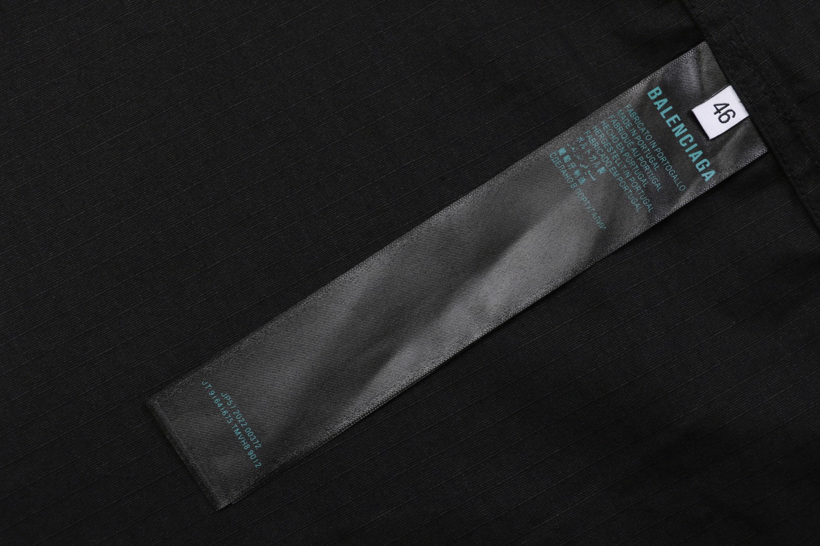 P225【顶级版本】
Balenciaga / 巴黎世家 BLCG 25SS 单排扣工装衬衫外套  官网同步
面料定制专业户外格纹面料 质感与原版一致 有型 原大牌代工厂专业版师 打版 激光立体裁剪  还原原版版型
定织定染棉质哑光榻榻米绣花线 全衣绣花位置采用进口田岛绣花机重工刺绣 立体饱满且有型
本衣服采用成衣水洗工艺 为了确保与原版一致柔软程度 全衣辅料开模定做五金拉链 LOGO四合扣均有与原版一致LOGO
定做原版一致水洗 主唛 品牌拉链封口袋 品牌LOGO防潮纸 
颜色:黑色/绿色
尺码:46/48/50/52
尺码表: 衣长  胸围  肩宽  袖长
       46:  72     116     45      65
       48:  74     120     46      66
       50:  76     124     47      67
       52:  78    128     48      68
  注:手工测量相差1~2CM