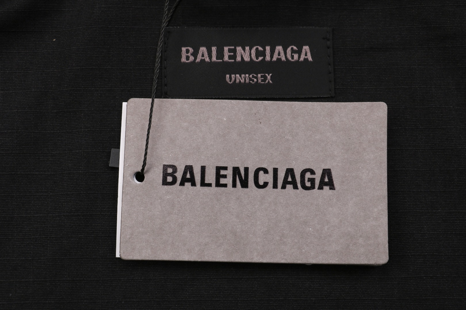 P225【顶级版本】
Balenciaga / 巴黎世家 BLCG 25SS 单排扣工装衬衫外套  官网同步
面料定制专业户外格纹面料 质感与原版一致 有型 原大牌代工厂专业版师 打版 激光立体裁剪  还原原版版型
定织定染棉质哑光榻榻米绣花线 全衣绣花位置采用进口田岛绣花机重工刺绣 立体饱满且有型
本衣服采用成衣水洗工艺 为了确保与原版一致柔软程度 全衣辅料开模定做五金拉链 LOGO四合扣均有与原版一致LOGO
定做原版一致水洗 主唛 品牌拉链封口袋 品牌LOGO防潮纸 
颜色:黑色/绿色
尺码:46/48/50/52
尺码表: 衣长  胸围  肩宽  袖长
       46:  72     116     45      65
       48:  74     120     46      66
       50:  76     124     47      67
       52:  78    128     48      68
  注:手工测量相差1~2CM
