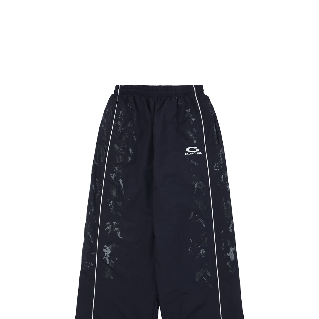 P205【顶级版本】
Balenciaga / 巴黎世家 25SS 涂鸦喷漆藏青半环刺绣运动长裤 官网同步
面料采用消光塔丝隆面料 原版一致 防水涂层 还原原版
内里采用高密度聚酯网眼布 质感纯正 高度还原细节
全衣绣花采用进口田岛高速绣花机 十万针立体且工整
原大牌代工厂专业版师 打版 激光立体裁剪  还原原版版型
成衣纯手工涂鸦喷漆绘制工艺 耗时耗力
全衣辅料开模定做五金拉链  均有与原版一致LOGO
定做原版一致水洗 主唛 品牌拉链封口袋 品牌LOGO防潮纸 
颜色:藏青
尺码:46/48/50/52
尺码表: 腰围  臀围  裤长 
       46:  62     114     102     
       48:   66     118   104     
       50:  70     122    106     
       52:  74    126     108      
  注:手工测量相差1~2CM