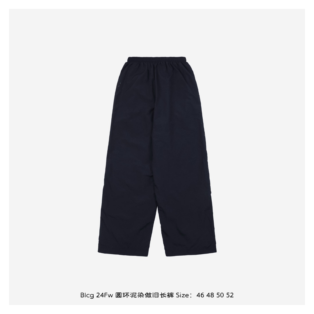 P205【顶级版本】
Balenciaga / 巴黎世家 25SS 涂鸦喷漆藏青半环刺绣运动长裤 官网同步
面料采用消光塔丝隆面料 原版一致 防水涂层 还原原版
内里采用高密度聚酯网眼布 质感纯正 高度还原细节
全衣绣花采用进口田岛高速绣花机 十万针立体且工整
原大牌代工厂专业版师 打版 激光立体裁剪  还原原版版型
成衣纯手工涂鸦喷漆绘制工艺 耗时耗力
全衣辅料开模定做五金拉链  均有与原版一致LOGO
定做原版一致水洗 主唛 品牌拉链封口袋 品牌LOGO防潮纸 
颜色:藏青
尺码:46/48/50/52
尺码表: 腰围  臀围  裤长 
       46:  62     114     102     
       48:   66     118   104     
       50:  70     122    106     
       52:  74    126     108      
  注:手工测量相差1~2CM