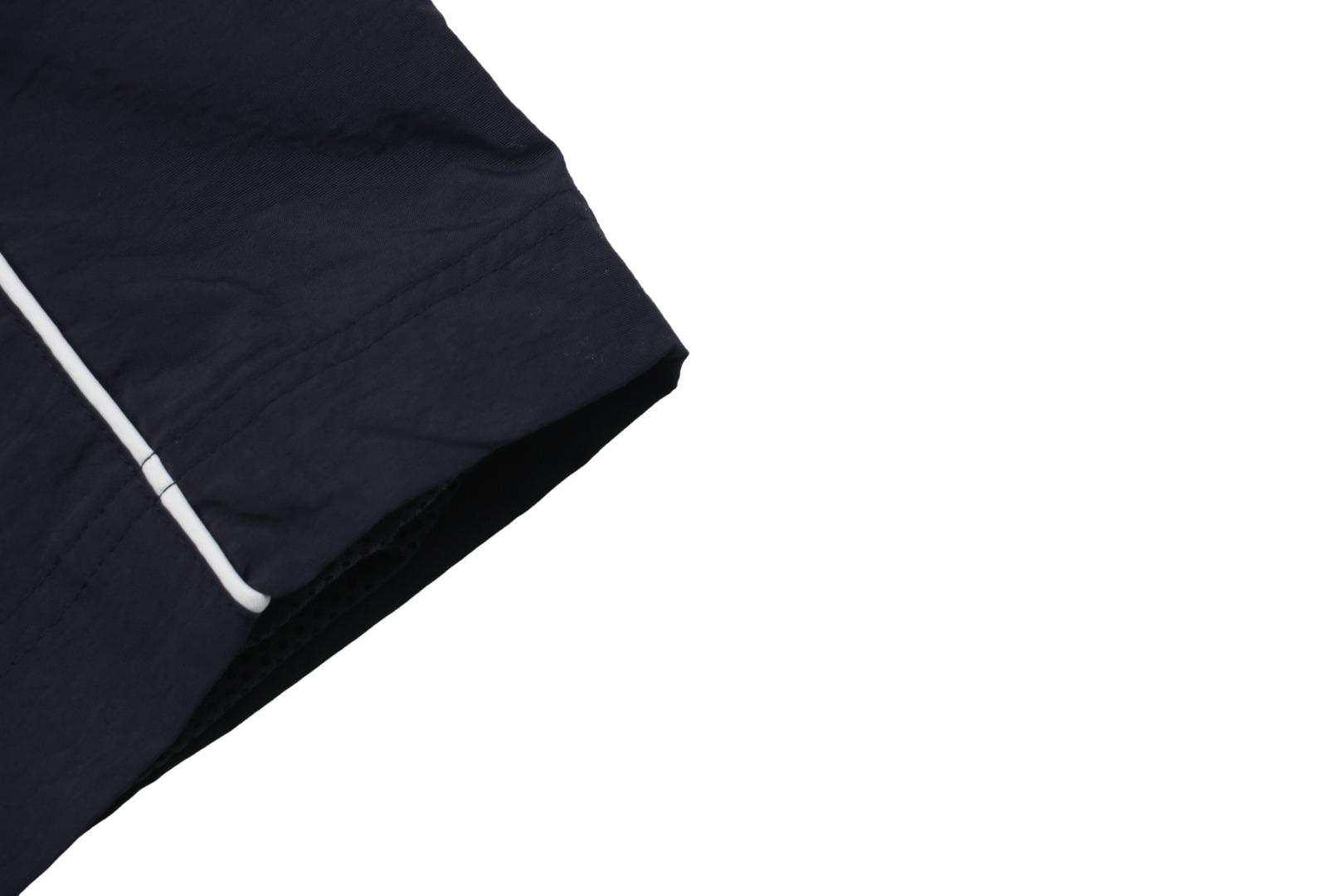 P205【顶级版本】
Balenciaga / 巴黎世家 25SS 涂鸦喷漆藏青半环刺绣运动长裤 官网同步
面料采用消光塔丝隆面料 原版一致 防水涂层 还原原版
内里采用高密度聚酯网眼布 质感纯正 高度还原细节
全衣绣花采用进口田岛高速绣花机 十万针立体且工整
原大牌代工厂专业版师 打版 激光立体裁剪  还原原版版型
成衣纯手工涂鸦喷漆绘制工艺 耗时耗力
全衣辅料开模定做五金拉链  均有与原版一致LOGO
定做原版一致水洗 主唛 品牌拉链封口袋 品牌LOGO防潮纸 
颜色:藏青
尺码:46/48/50/52
尺码表: 腰围  臀围  裤长 
       46:  62     114     102     
       48:   66     118   104     
       50:  70     122    106     
       52:  74    126     108      
  注:手工测量相差1~2CM
