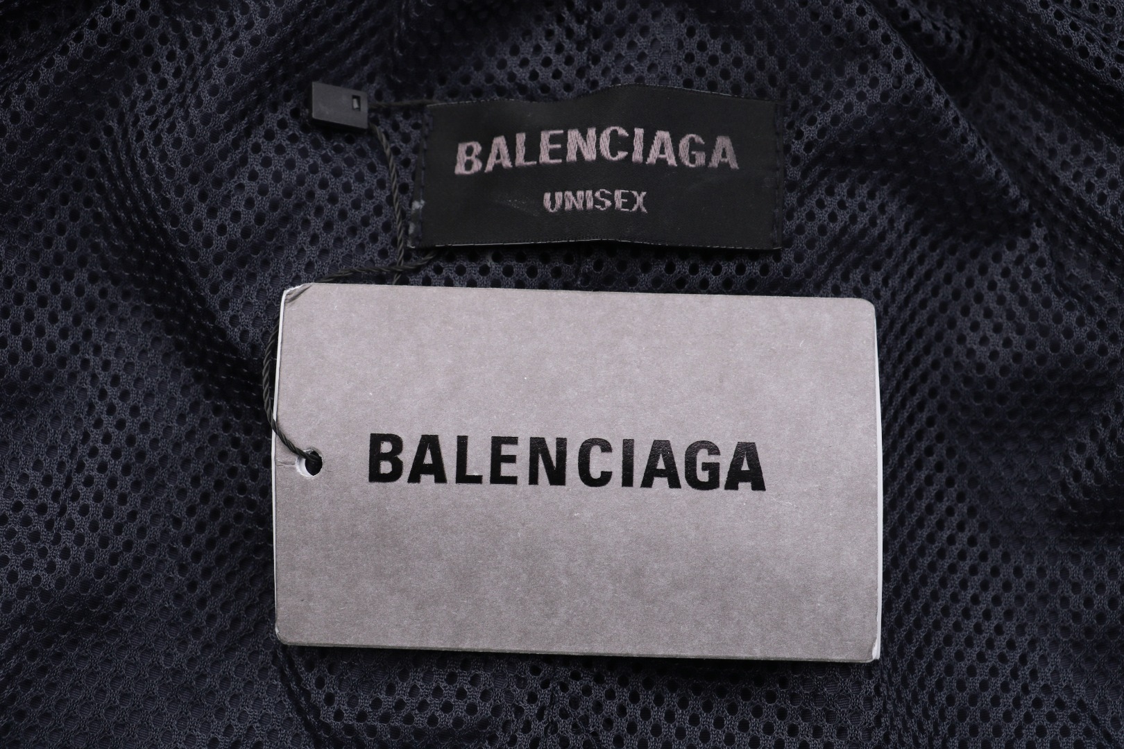 P205【顶级版本】
Balenciaga / 巴黎世家 25SS 涂鸦喷漆藏青半环刺绣运动长裤 官网同步
面料采用消光塔丝隆面料 原版一致 防水涂层 还原原版
内里采用高密度聚酯网眼布 质感纯正 高度还原细节
全衣绣花采用进口田岛高速绣花机 十万针立体且工整
原大牌代工厂专业版师 打版 激光立体裁剪  还原原版版型
成衣纯手工涂鸦喷漆绘制工艺 耗时耗力
全衣辅料开模定做五金拉链  均有与原版一致LOGO
定做原版一致水洗 主唛 品牌拉链封口袋 品牌LOGO防潮纸 
颜色:藏青
尺码:46/48/50/52
尺码表: 腰围  臀围  裤长 
       46:  62     114     102     
       48:   66     118   104     
       50:  70     122    106     
       52:  74    126     108      
  注:手工测量相差1~2CM