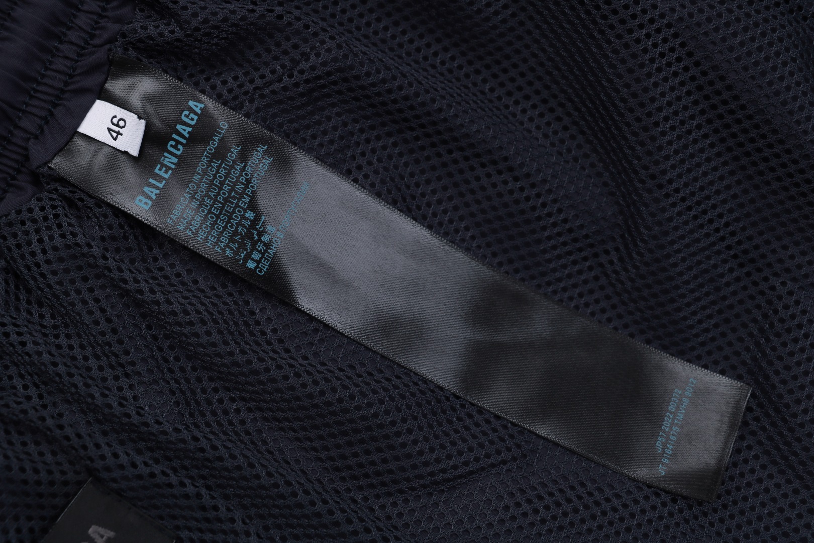 P205【顶级版本】
Balenciaga / 巴黎世家 25SS 涂鸦喷漆藏青半环刺绣运动长裤 官网同步
面料采用消光塔丝隆面料 原版一致 防水涂层 还原原版
内里采用高密度聚酯网眼布 质感纯正 高度还原细节
全衣绣花采用进口田岛高速绣花机 十万针立体且工整
原大牌代工厂专业版师 打版 激光立体裁剪  还原原版版型
成衣纯手工涂鸦喷漆绘制工艺 耗时耗力
全衣辅料开模定做五金拉链  均有与原版一致LOGO
定做原版一致水洗 主唛 品牌拉链封口袋 品牌LOGO防潮纸 
颜色:藏青
尺码:46/48/50/52
尺码表: 腰围  臀围  裤长 
       46:  62     114     102     
       48:   66     118   104     
       50:  70     122    106     
       52:  74    126     108      
  注:手工测量相差1~2CM