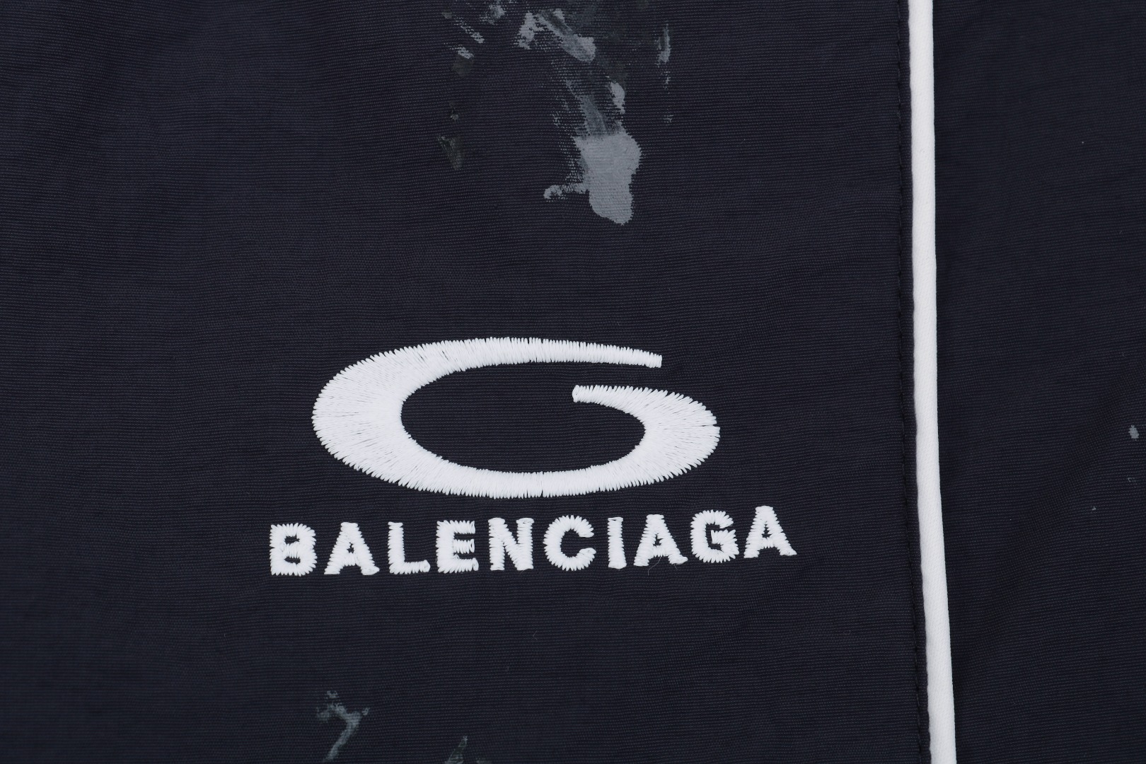P205【顶级版本】
Balenciaga / 巴黎世家 25SS 涂鸦喷漆藏青半环刺绣运动长裤 官网同步
面料采用消光塔丝隆面料 原版一致 防水涂层 还原原版
内里采用高密度聚酯网眼布 质感纯正 高度还原细节
全衣绣花采用进口田岛高速绣花机 十万针立体且工整
原大牌代工厂专业版师 打版 激光立体裁剪  还原原版版型
成衣纯手工涂鸦喷漆绘制工艺 耗时耗力
全衣辅料开模定做五金拉链  均有与原版一致LOGO
定做原版一致水洗 主唛 品牌拉链封口袋 品牌LOGO防潮纸 
颜色:藏青
尺码:46/48/50/52
尺码表: 腰围  臀围  裤长 
       46:  62     114     102     
       48:   66     118   104     
       50:  70     122    106     
       52:  74    126     108      
  注:手工测量相差1~2CM