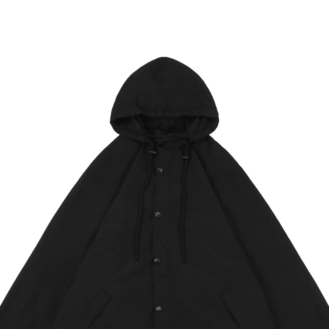 P235【顶级版本】
Balenciaga / 巴黎世家 25SS 红色美纹纸胶带防水冲锋衣夹克外套  官网同步
面料定制消光塔丝隆冲锋衣专业面料原版一致 加三防涂层工艺 防水必备 内里采用四面弹锦纶里布 
原大牌代工厂专业版师 打版 激光立体裁剪  还原原版版型 全衣印花采用以色列康丽数码直喷工艺
拉链➕按扣门襟设计 隐形拉链帽 两侧拉链插袋 弹力袖口设计 全衣辅料开模定做五金拉链 品牌LOGO四合扣均有与原版一致LOGO
定做原版一致水洗 主唛 品牌拉链封口袋 品牌LOGO防潮纸 
颜色:黑色
尺码:46/48/50/52
尺码表: 衣长  胸围  肩宽  袖长
       46:  72     122     50      61
       48:   74     126     51      62
       50:  76     130     52      63
       52:  78    134     53      64
  注:手工测量相差1~2CM