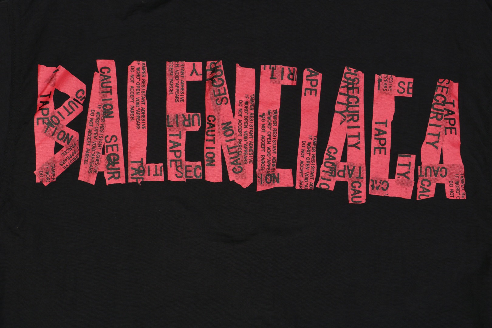 P235【顶级版本】
Balenciaga / 巴黎世家 25SS 红色美纹纸胶带防水冲锋衣夹克外套  官网同步
面料定制消光塔丝隆冲锋衣专业面料原版一致 加三防涂层工艺 防水必备 内里采用四面弹锦纶里布 
原大牌代工厂专业版师 打版 激光立体裁剪  还原原版版型 全衣印花采用以色列康丽数码直喷工艺
拉链➕按扣门襟设计 隐形拉链帽 两侧拉链插袋 弹力袖口设计 全衣辅料开模定做五金拉链 品牌LOGO四合扣均有与原版一致LOGO
定做原版一致水洗 主唛 品牌拉链封口袋 品牌LOGO防潮纸 
颜色:黑色
尺码:46/48/50/52
尺码表: 衣长  胸围  肩宽  袖长
       46:  72     122     50      61
       48:   74     126     51      62
       50:  76     130     52      63
       52:  78    134     53      64
  注:手工测量相差1~2CM