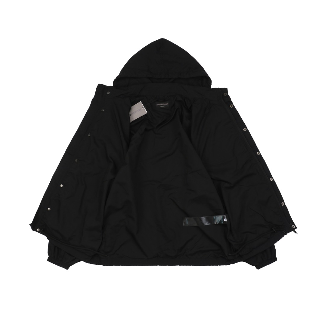 P235【顶级版本】
Balenciaga / 巴黎世家 25SS 红色美纹纸胶带防水冲锋衣夹克外套  官网同步
面料定制消光塔丝隆冲锋衣专业面料原版一致 加三防涂层工艺 防水必备 内里采用四面弹锦纶里布 
原大牌代工厂专业版师 打版 激光立体裁剪  还原原版版型 全衣印花采用以色列康丽数码直喷工艺
拉链➕按扣门襟设计 隐形拉链帽 两侧拉链插袋 弹力袖口设计 全衣辅料开模定做五金拉链 品牌LOGO四合扣均有与原版一致LOGO
定做原版一致水洗 主唛 品牌拉链封口袋 品牌LOGO防潮纸 
颜色:黑色
尺码:46/48/50/52
尺码表: 衣长  胸围  肩宽  袖长
       46:  72     122     50      61
       48:   74     126     51      62
       50:  76     130     52      63
       52:  78    134     53      64
  注:手工测量相差1~2CM
