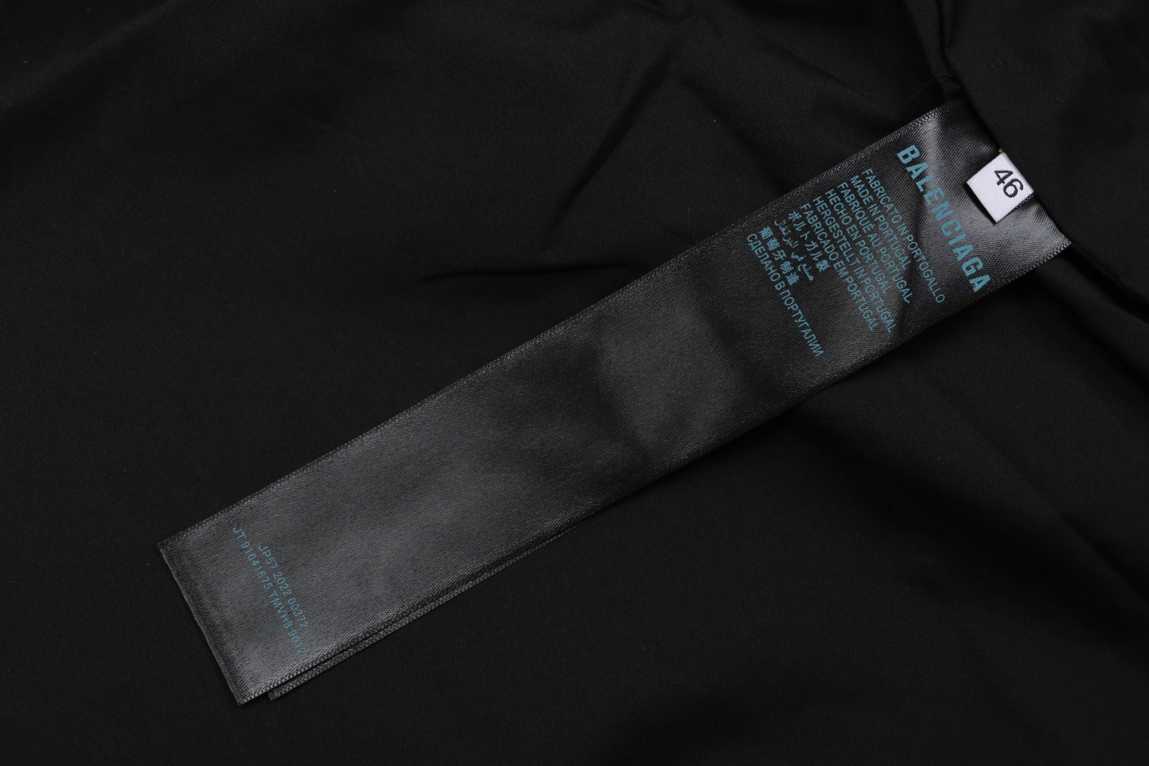 P235【顶级版本】
Balenciaga / 巴黎世家 25SS 红色美纹纸胶带防水冲锋衣夹克外套  官网同步
面料定制消光塔丝隆冲锋衣专业面料原版一致 加三防涂层工艺 防水必备 内里采用四面弹锦纶里布 
原大牌代工厂专业版师 打版 激光立体裁剪  还原原版版型 全衣印花采用以色列康丽数码直喷工艺
拉链➕按扣门襟设计 隐形拉链帽 两侧拉链插袋 弹力袖口设计 全衣辅料开模定做五金拉链 品牌LOGO四合扣均有与原版一致LOGO
定做原版一致水洗 主唛 品牌拉链封口袋 品牌LOGO防潮纸 
颜色:黑色
尺码:46/48/50/52
尺码表: 衣长  胸围  肩宽  袖长
       46:  72     122     50      61
       48:   74     126     51      62
       50:  76     130     52      63
       52:  78    134     53      64
  注:手工测量相差1~2CM