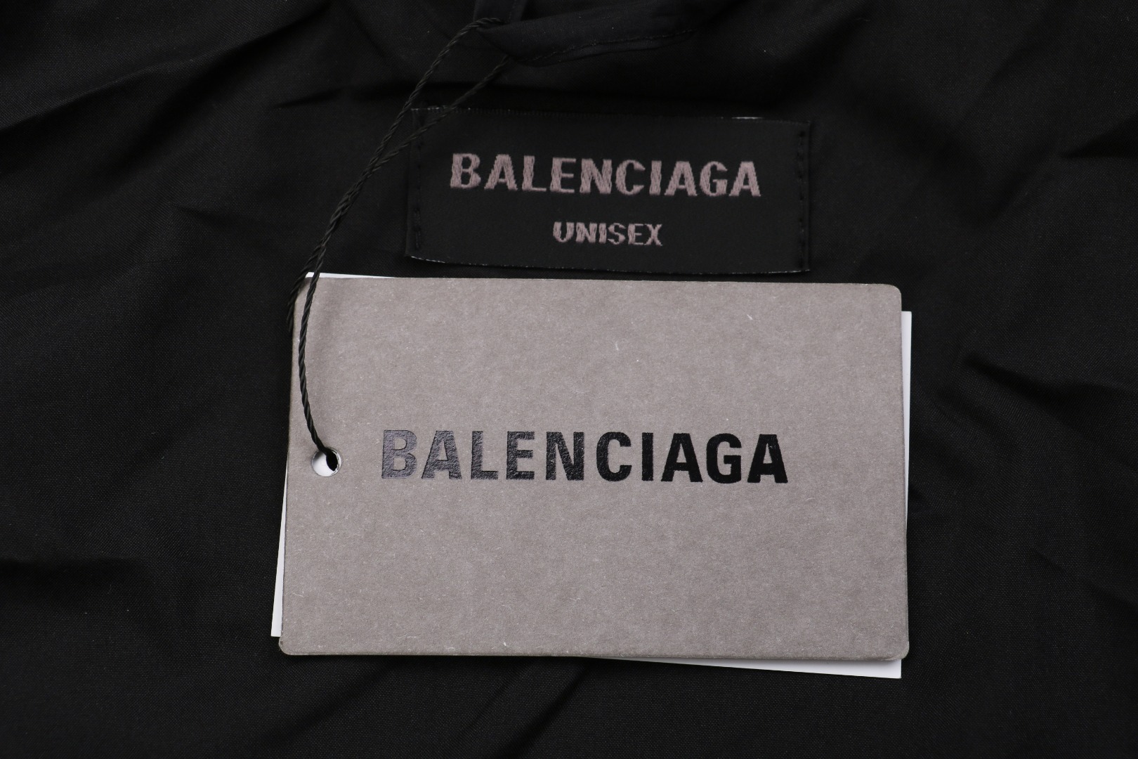 P235【顶级版本】
Balenciaga / 巴黎世家 25SS 红色美纹纸胶带防水冲锋衣夹克外套  官网同步
面料定制消光塔丝隆冲锋衣专业面料原版一致 加三防涂层工艺 防水必备 内里采用四面弹锦纶里布 
原大牌代工厂专业版师 打版 激光立体裁剪  还原原版版型 全衣印花采用以色列康丽数码直喷工艺
拉链➕按扣门襟设计 隐形拉链帽 两侧拉链插袋 弹力袖口设计 全衣辅料开模定做五金拉链 品牌LOGO四合扣均有与原版一致LOGO
定做原版一致水洗 主唛 品牌拉链封口袋 品牌LOGO防潮纸 
颜色:黑色
尺码:46/48/50/52
尺码表: 衣长  胸围  肩宽  袖长
       46:  72     122     50      61
       48:   74     126     51      62
       50:  76     130     52      63
       52:  78    134     53      64
  注:手工测量相差1~2CM