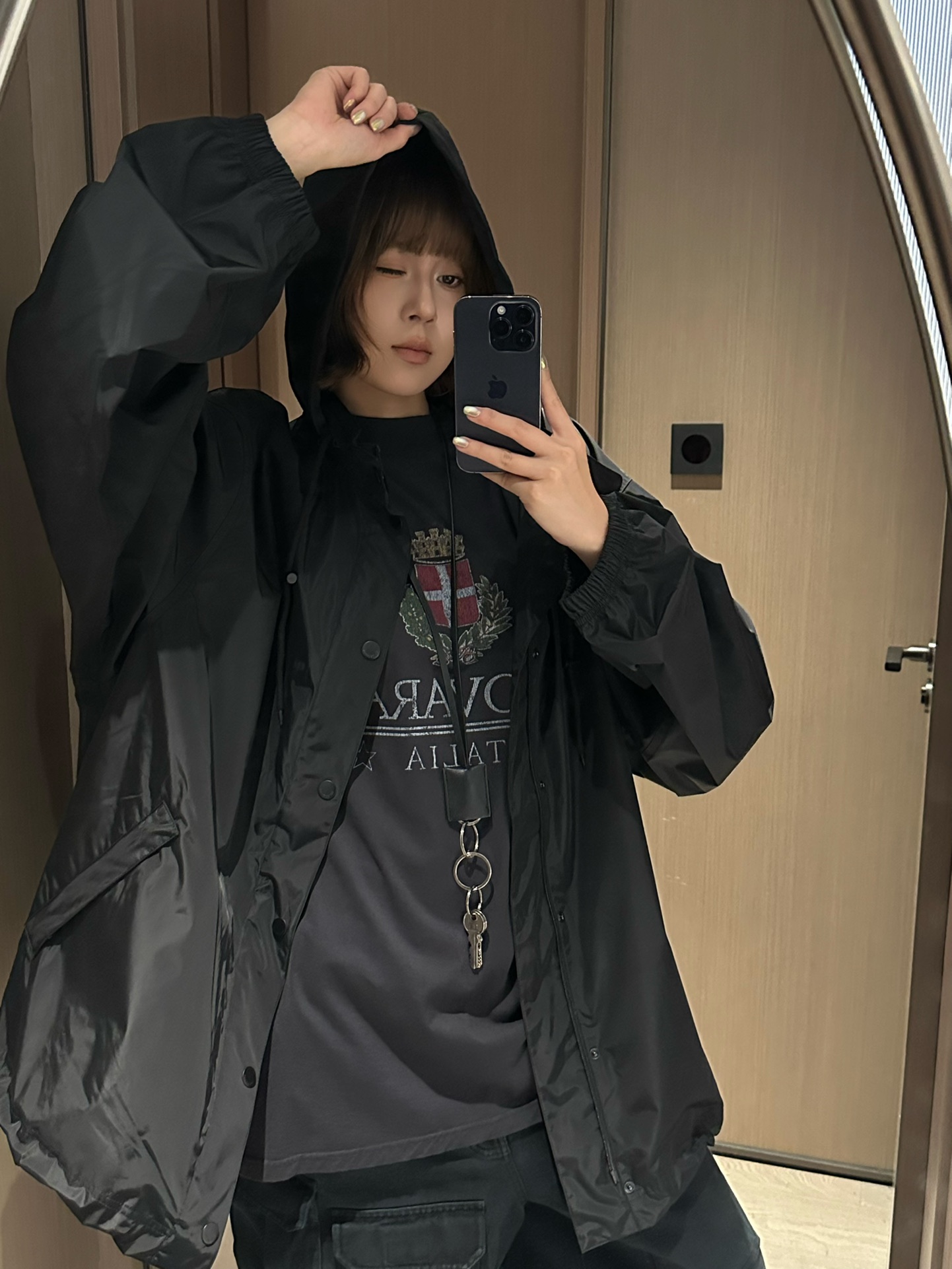 Balenciaga / 巴黎世家 24Fw 
字母红胶带印花连帽外套 上身咨询图ℹ️