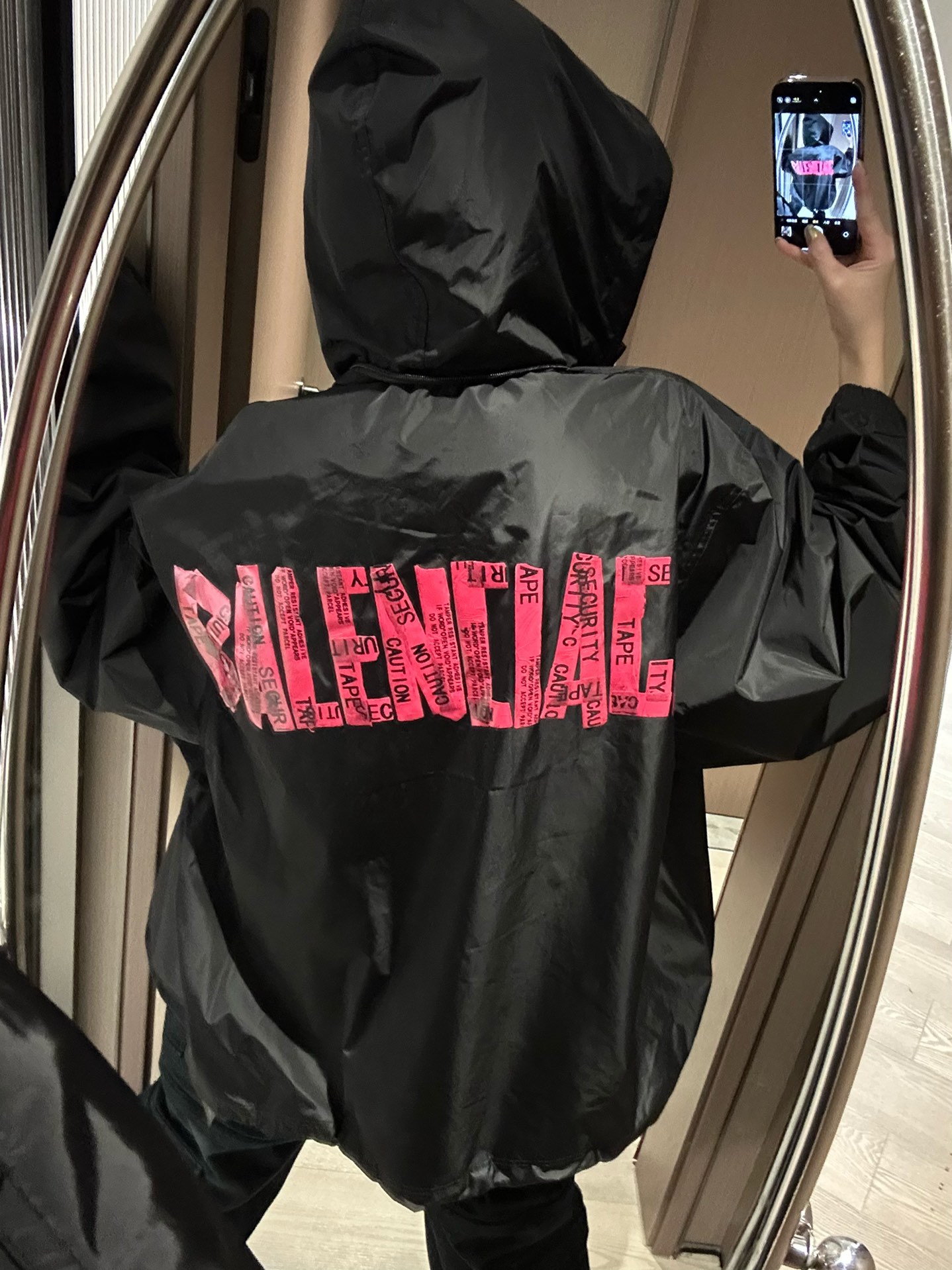 Balenciaga / 巴黎世家 24Fw 
字母红胶带印花连帽外套 上身咨询图ℹ️