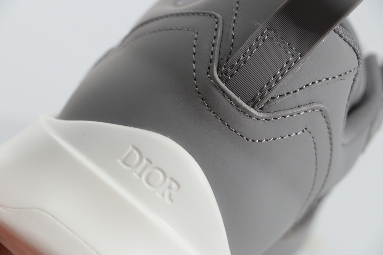 Dior B25-灰皮 翻毛皮/光滑牛皮革鞋身搭配米色/黑色Oblique提花印花