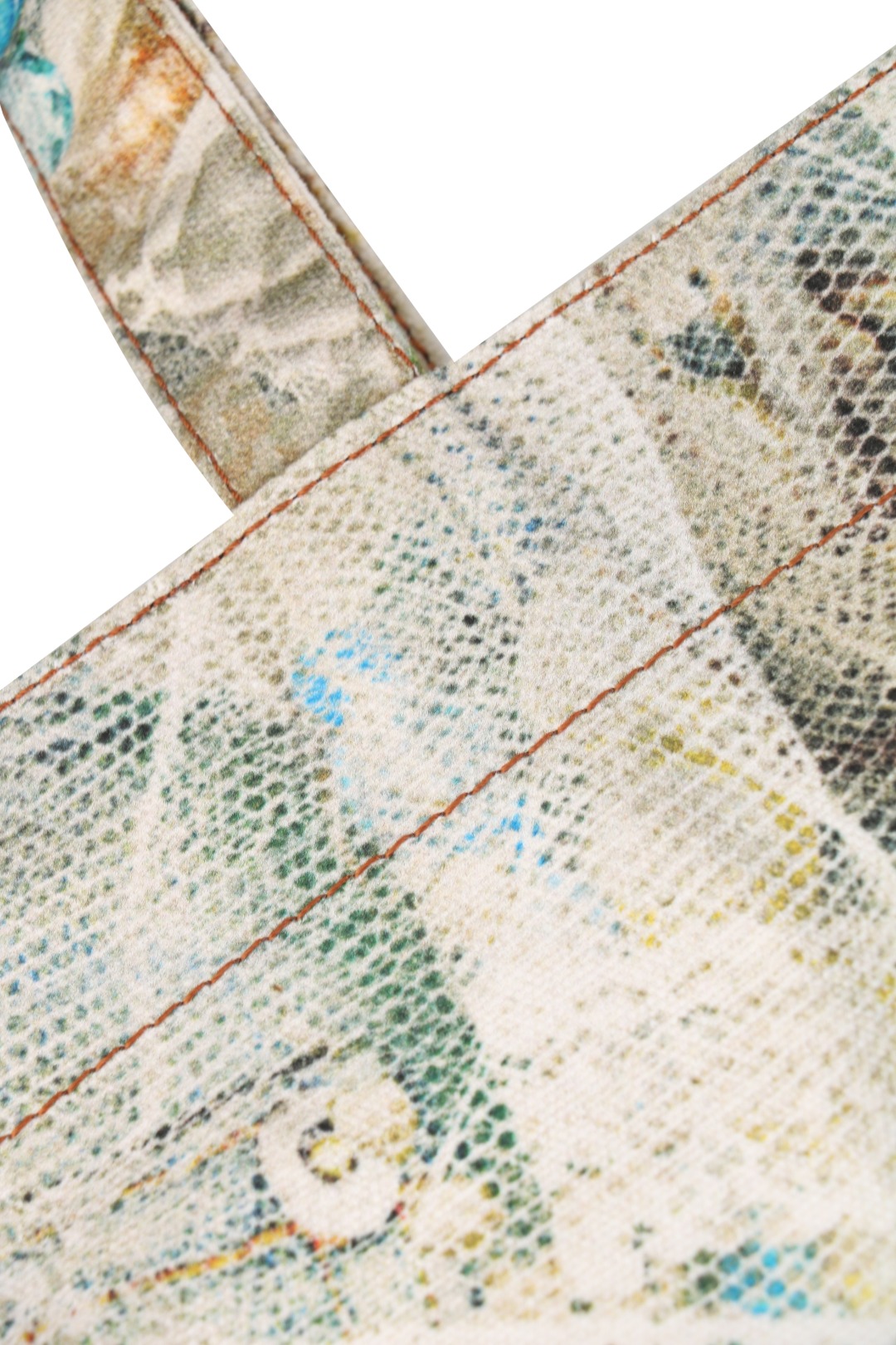 图片[5]-#Acne Studios 25Fw 蕾丝珍珠印花牛仔托特包 采用高密双股纱线织造，克重达420g/㎡，表面呈现粗粝斜纹肌理，同时通过预缩酵素洗处理确保尺寸稳定性，赋予包体挺括骨架感与抗变形性能，选用进口数码直喷机，实现1200dpi高清印花，通过6色纳米墨水层叠渗透技术，将“蕾丝裤”图案以微米级精度附着于帆布纱线间隙，形成立体浮雕触感。匹布印后经UV固化与硅油柔化处理，确保图案耐水洗、抗摩擦，使用兄弟BAS双针平缝机，配置16号钛涂层牛仔针与Tex 70高弹涤纶线，在包体侧缝及底部间距同步车缝双线，形成平行受力通道，分散承重压力。三次元回针加固，在拎手锚点、包角应力区采用电脑程式化回针，配合背面热熔胶衬垫，形成机械-化学双重复合固定，此设计通过材料科学与精密缝制技术的交叉应用，实现柔美意象与重型帆布机能结构的对立统一，体现ACNE对当代工艺美术化的极致追求 尺码：47×17×35-选品中心