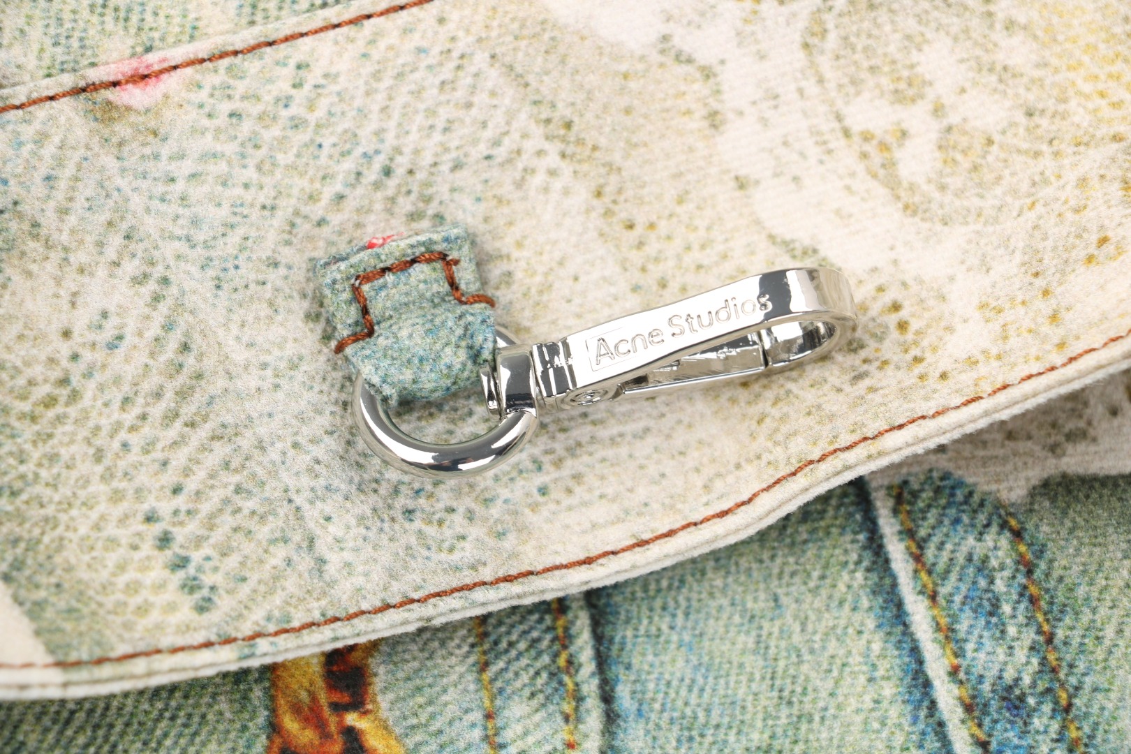 图片[6]-#Acne Studios 25Fw 蕾丝珍珠印花牛仔托特包 采用高密双股纱线织造，克重达420g/㎡，表面呈现粗粝斜纹肌理，同时通过预缩酵素洗处理确保尺寸稳定性，赋予包体挺括骨架感与抗变形性能，选用进口数码直喷机，实现1200dpi高清印花，通过6色纳米墨水层叠渗透技术，将“蕾丝裤”图案以微米级精度附着于帆布纱线间隙，形成立体浮雕触感。匹布印后经UV固化与硅油柔化处理，确保图案耐水洗、抗摩擦，使用兄弟BAS双针平缝机，配置16号钛涂层牛仔针与Tex 70高弹涤纶线，在包体侧缝及底部间距同步车缝双线，形成平行受力通道，分散承重压力。三次元回针加固，在拎手锚点、包角应力区采用电脑程式化回针，配合背面热熔胶衬垫，形成机械-化学双重复合固定，此设计通过材料科学与精密缝制技术的交叉应用，实现柔美意象与重型帆布机能结构的对立统一，体现ACNE对当代工艺美术化的极致追求 尺码：47×17×35-选品中心