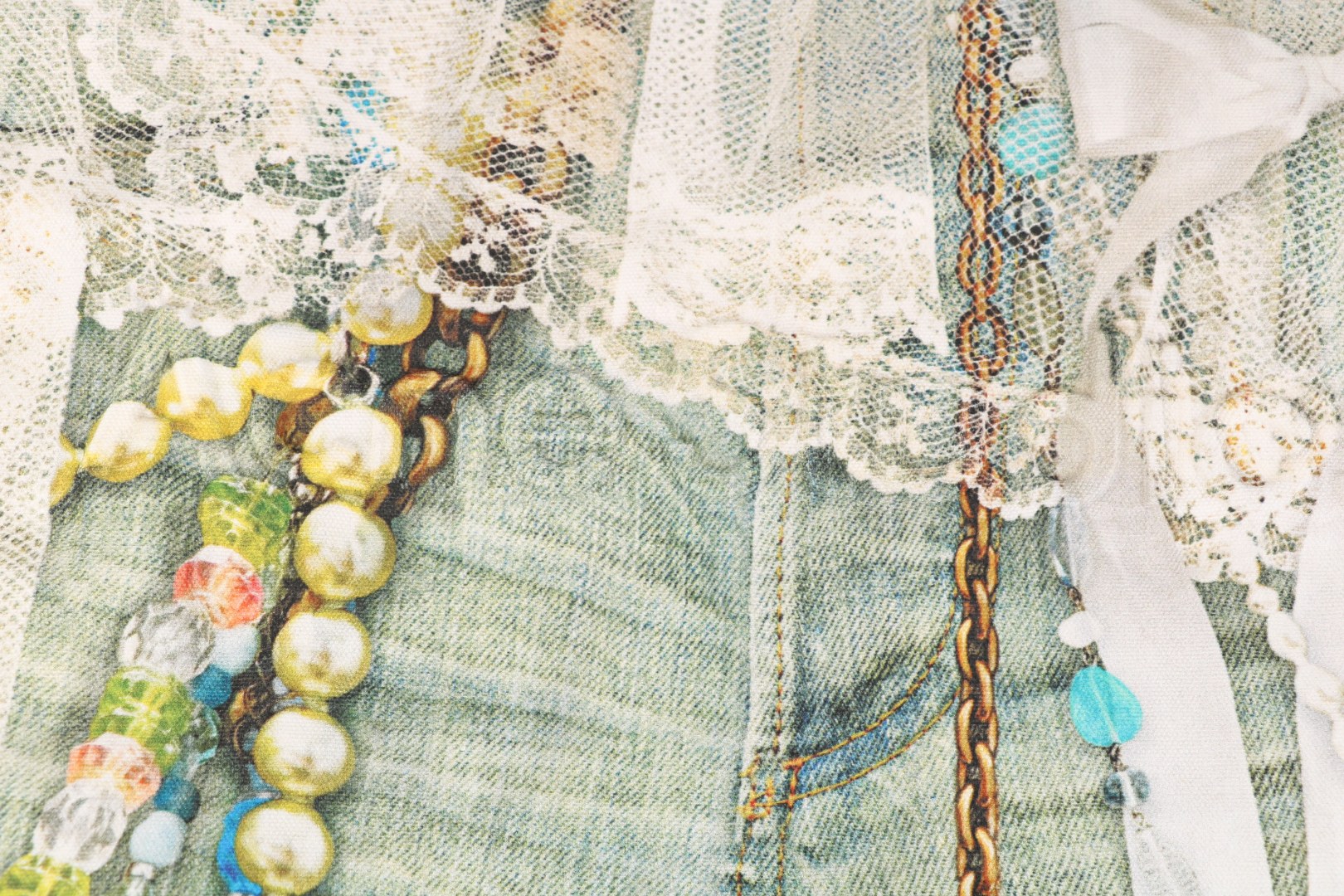 图片[2]-#Acne Studios 25Fw 蕾丝珍珠印花牛仔托特包 采用高密双股纱线织造，克重达420g/㎡，表面呈现粗粝斜纹肌理，同时通过预缩酵素洗处理确保尺寸稳定性，赋予包体挺括骨架感与抗变形性能，选用进口数码直喷机，实现1200dpi高清印花，通过6色纳米墨水层叠渗透技术，将“蕾丝裤”图案以微米级精度附着于帆布纱线间隙，形成立体浮雕触感。匹布印后经UV固化与硅油柔化处理，确保图案耐水洗、抗摩擦，使用兄弟BAS双针平缝机，配置16号钛涂层牛仔针与Tex 70高弹涤纶线，在包体侧缝及底部间距同步车缝双线，形成平行受力通道，分散承重压力。三次元回针加固，在拎手锚点、包角应力区采用电脑程式化回针，配合背面热熔胶衬垫，形成机械-化学双重复合固定，此设计通过材料科学与精密缝制技术的交叉应用，实现柔美意象与重型帆布机能结构的对立统一，体现ACNE对当代工艺美术化的极致追求 尺码：47×17×35-选品中心